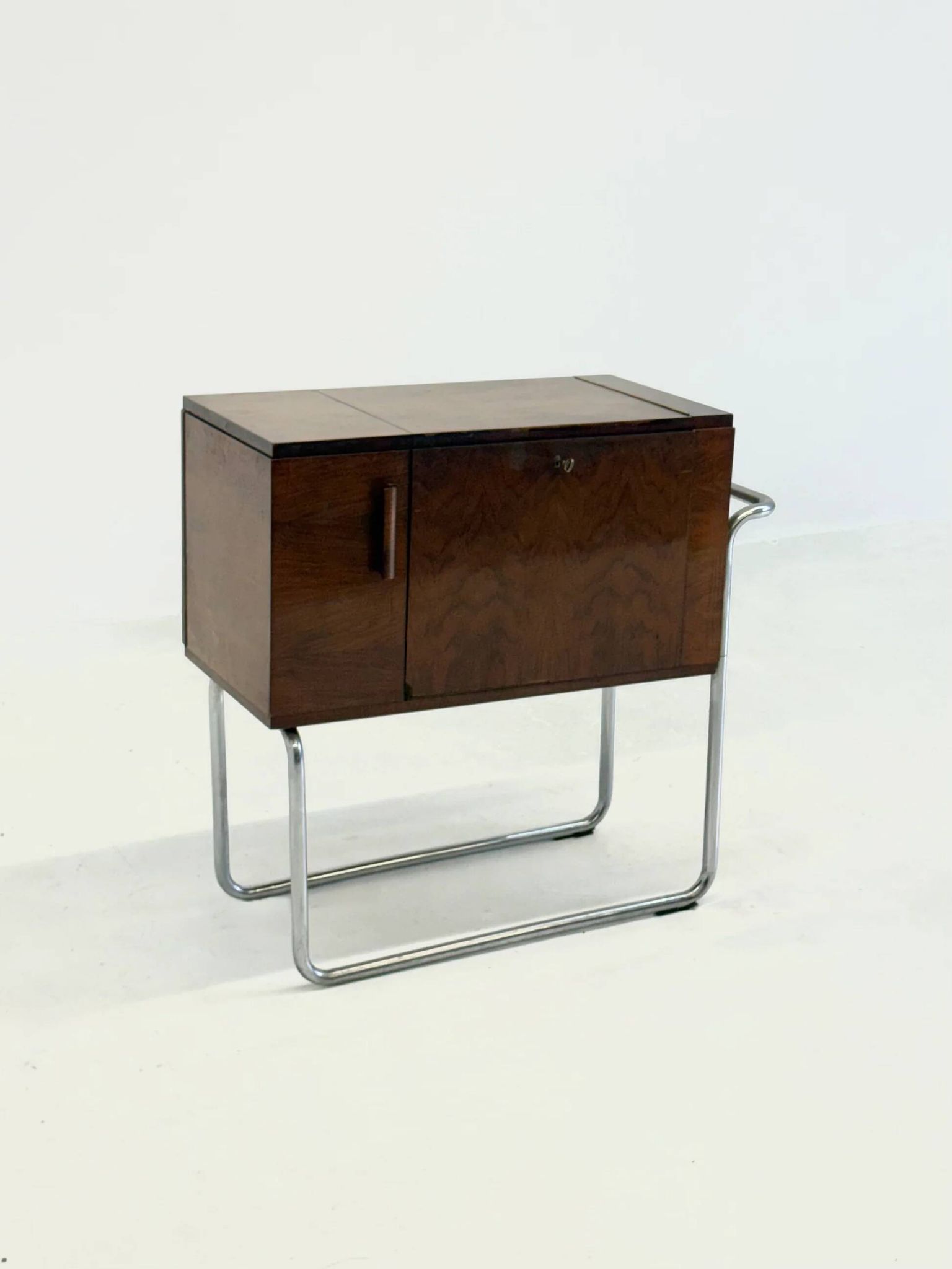 Cabinet bar en noyer italien par Cova Milano