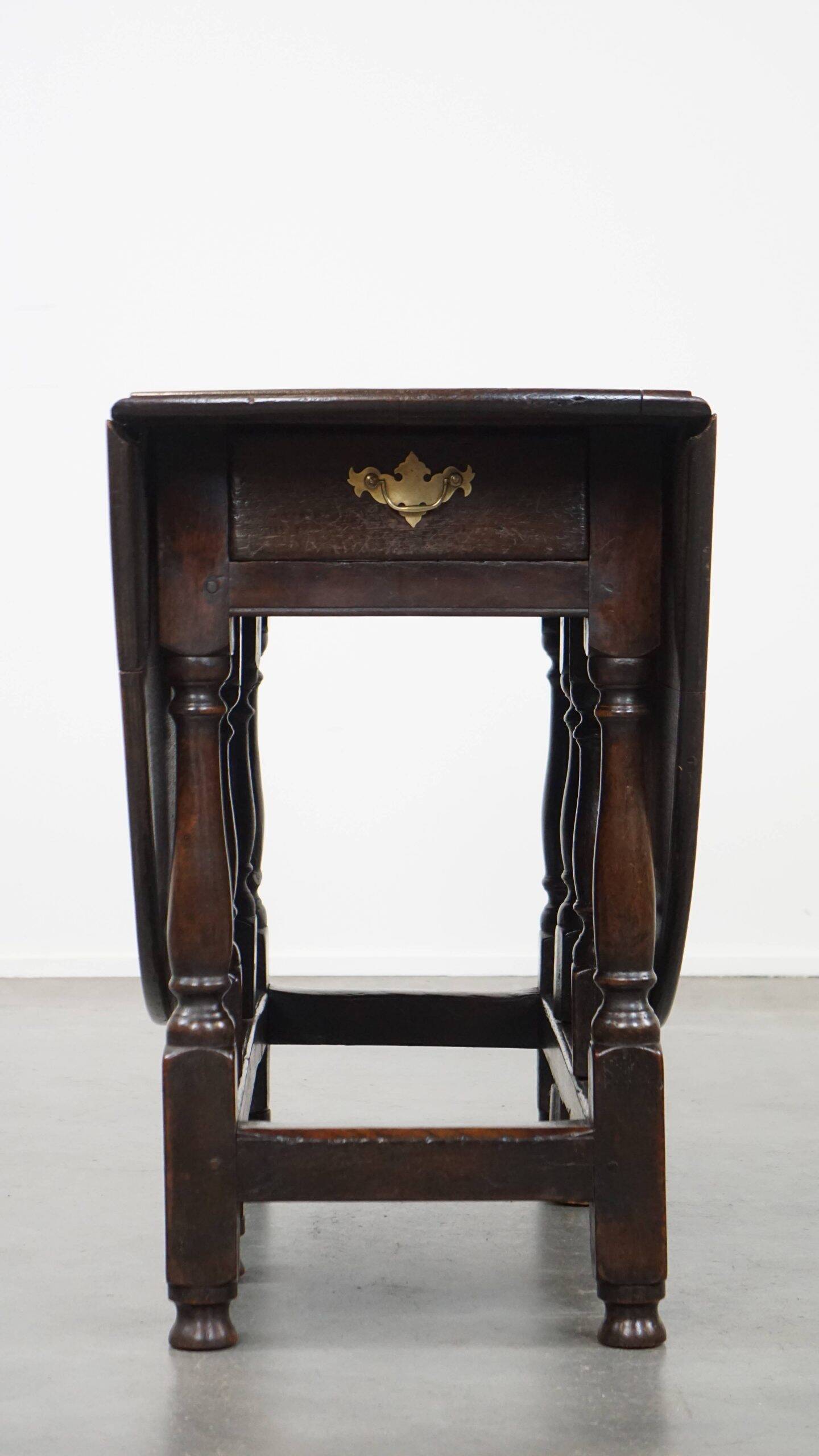 Very beautiful antique English oak gateleg table with an excellent patina