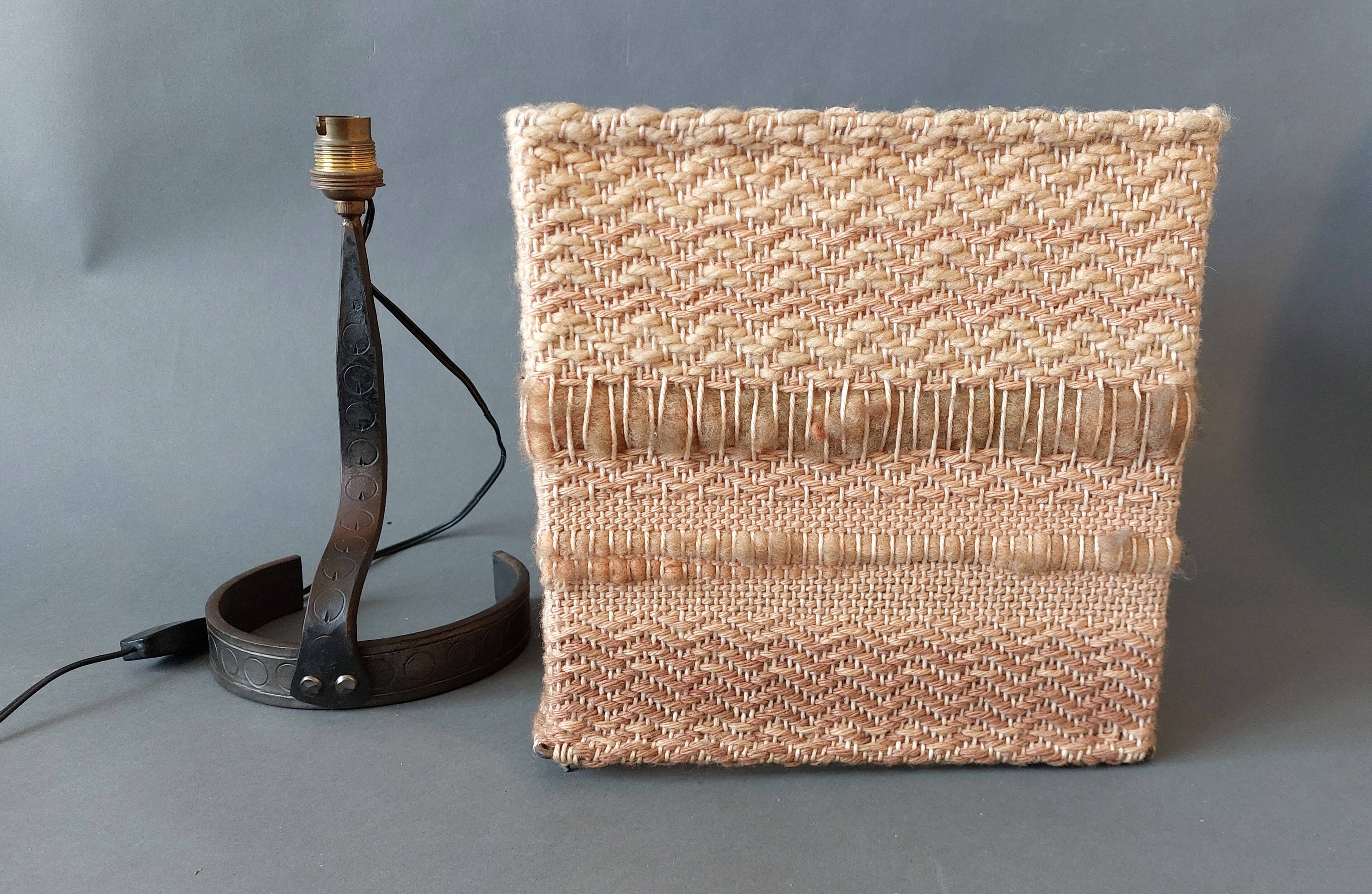 Lampe brutaliste 1950 en fer forgé abat-jour en laine fait main.