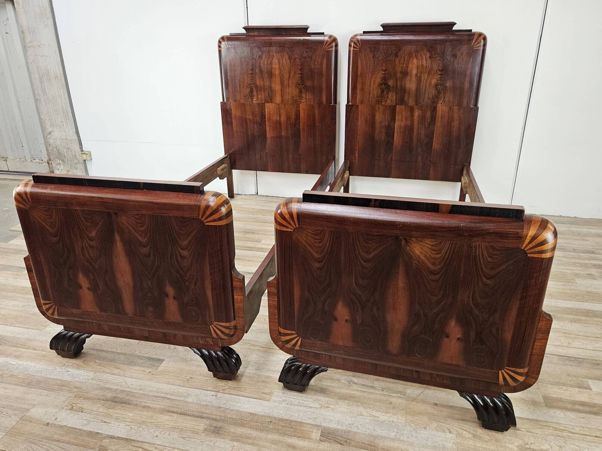 Pair of Art Decò single beds in mahogany and pink maple, 1940