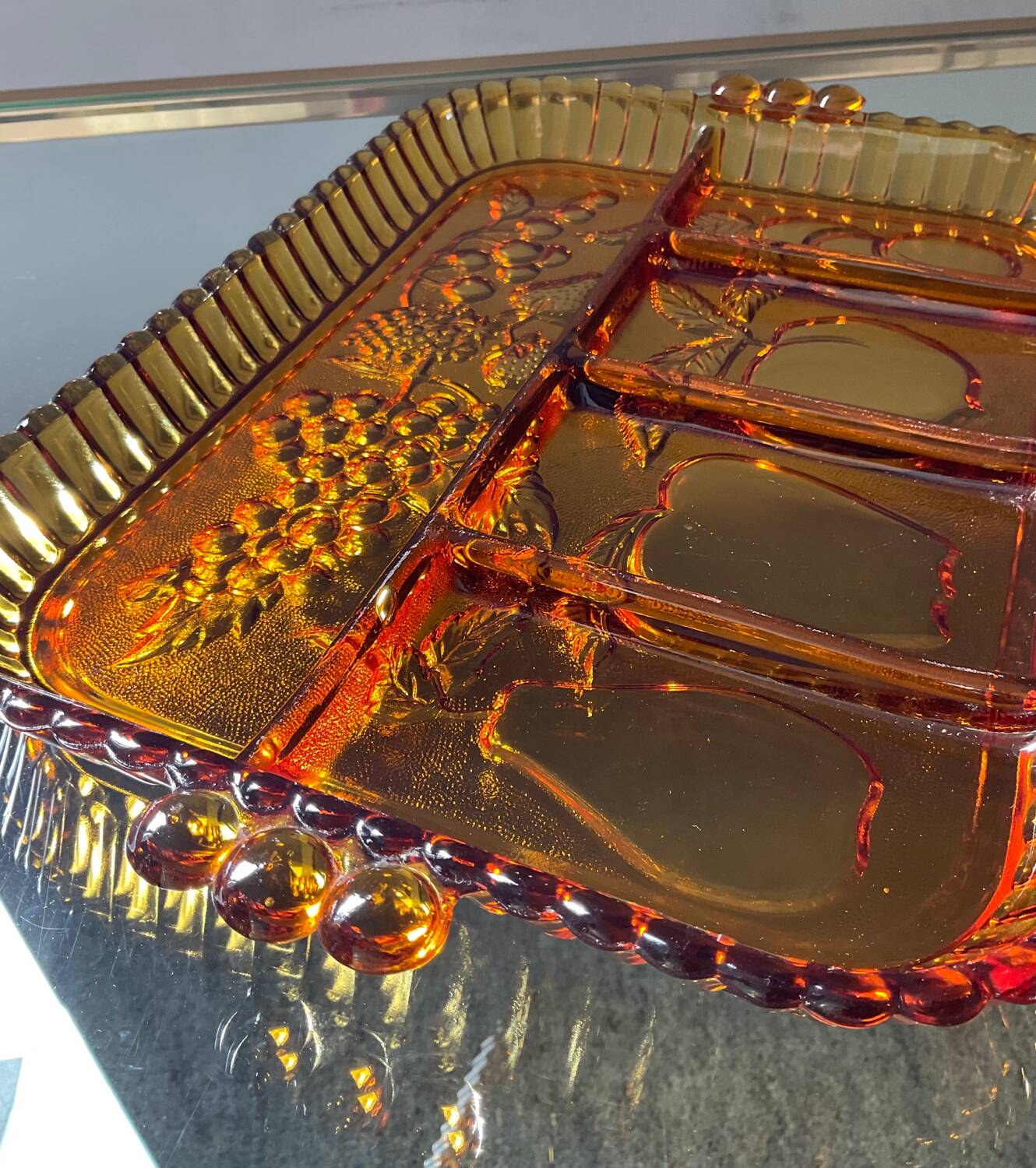 Plateau vintage en verre moulé ambré