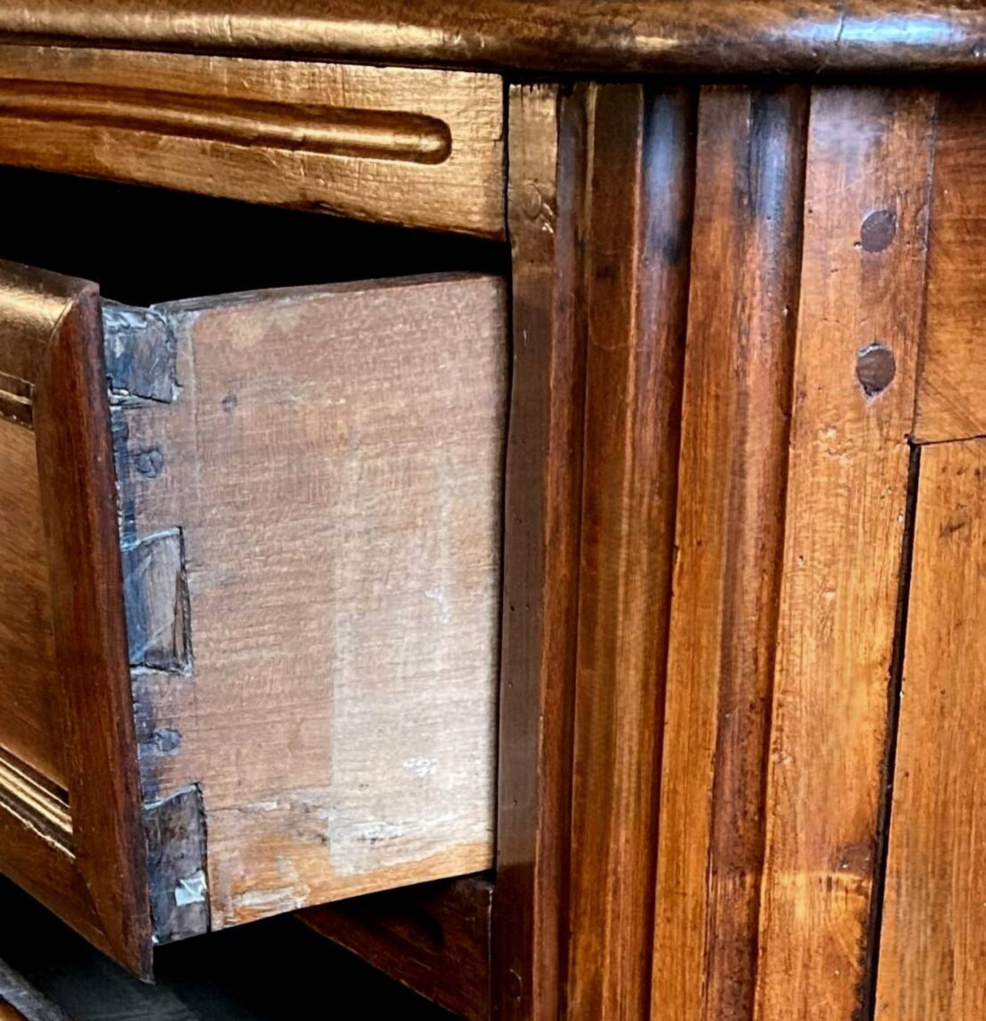 Commode en noyer Régence poignées aux chinois XVIIIe siècle