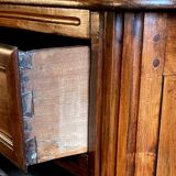 Commode en noyer Régence poignées aux chinois XVIIIe siècle