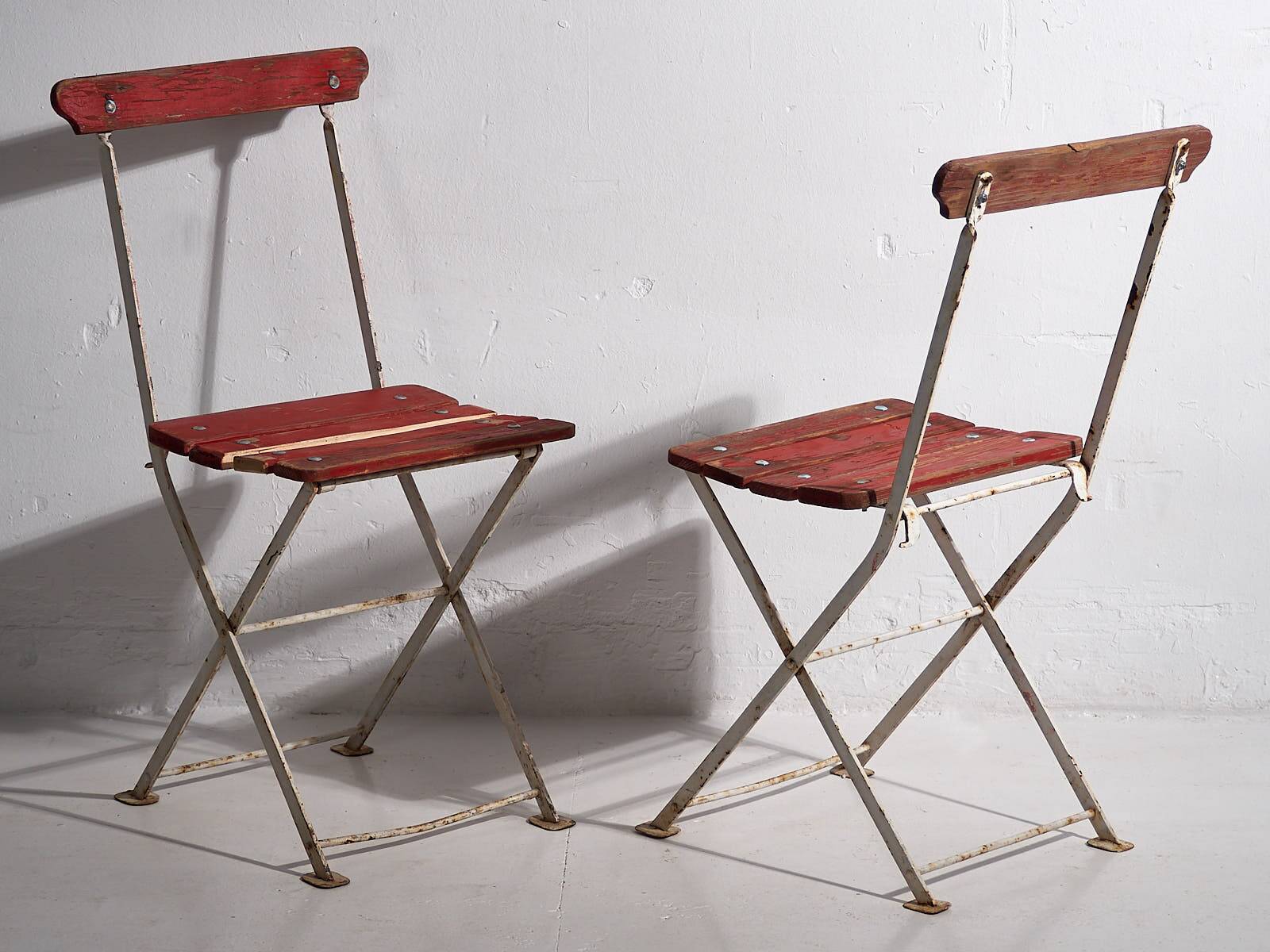 Antique red folding garden chairs (circa 1920). Set of 4 pieces