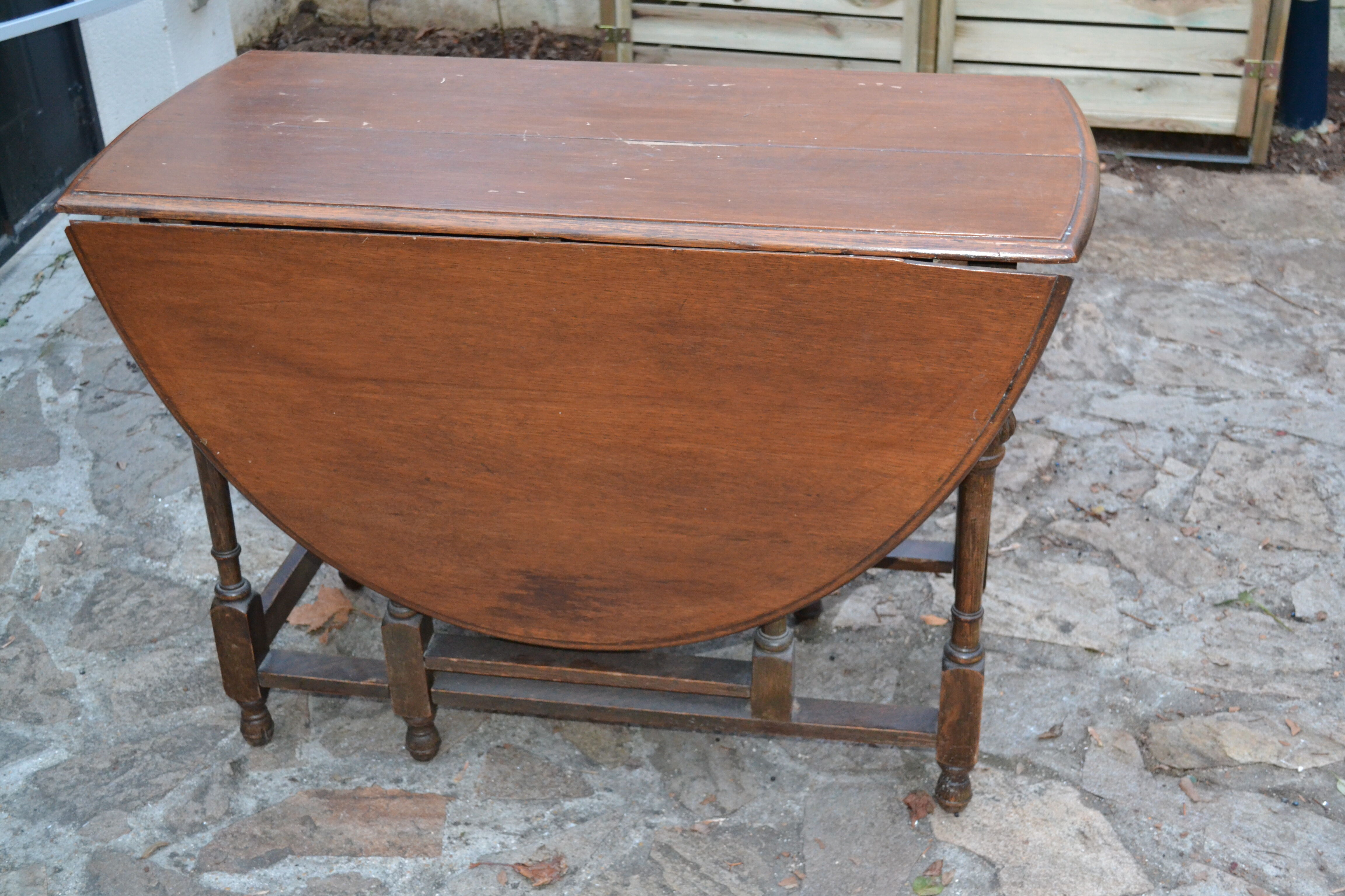 Table anglaise ovale en chêne pliante dite gateleg