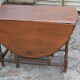Table anglaise ovale en chêne pliante dite gateleg