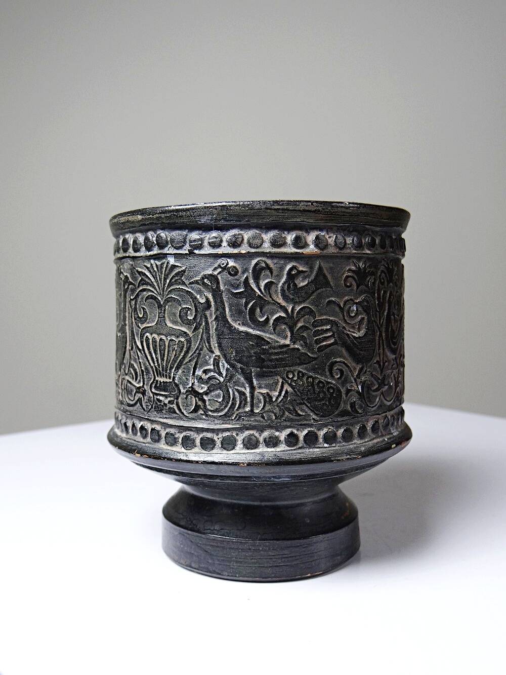 Small Greek pot in black terracotta with animal decoration, craftsmanship from 1960-80.