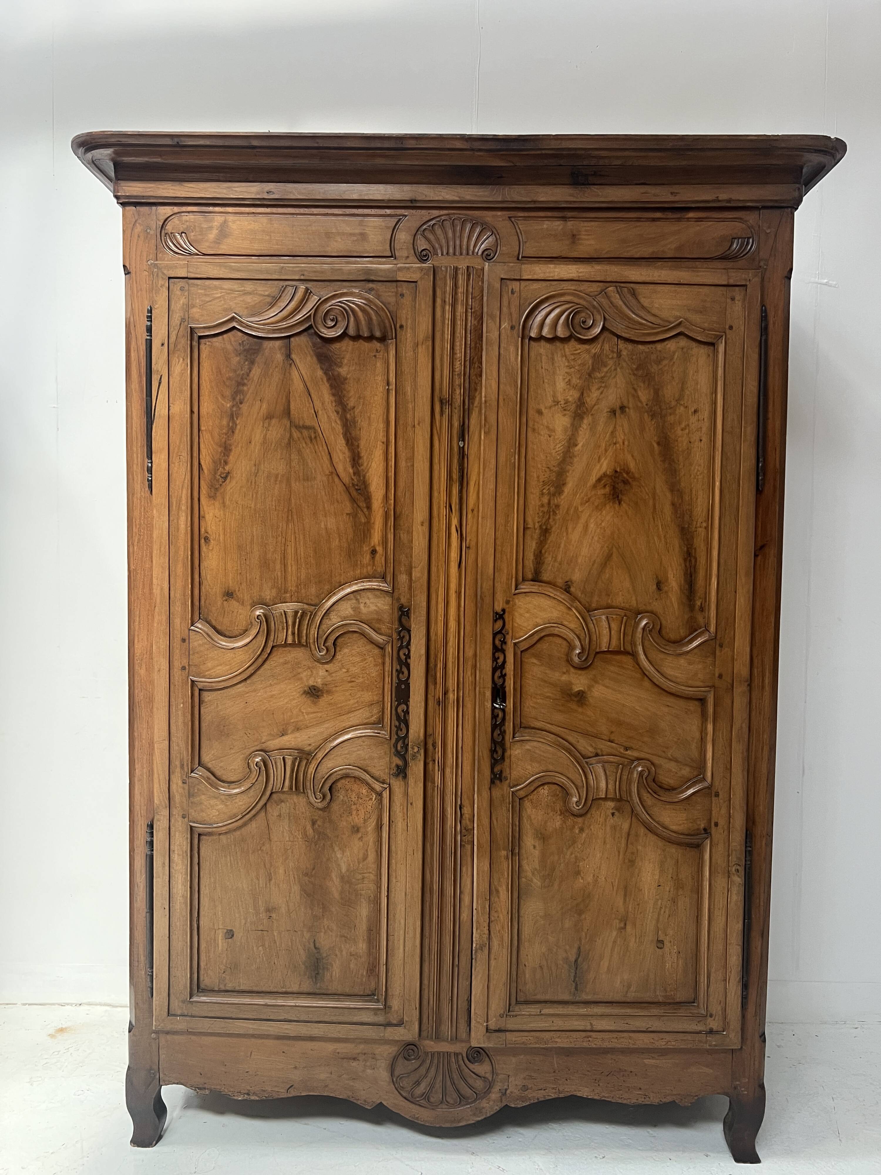 Armoire de style Louis XV en noyer massif XVIII siècle
