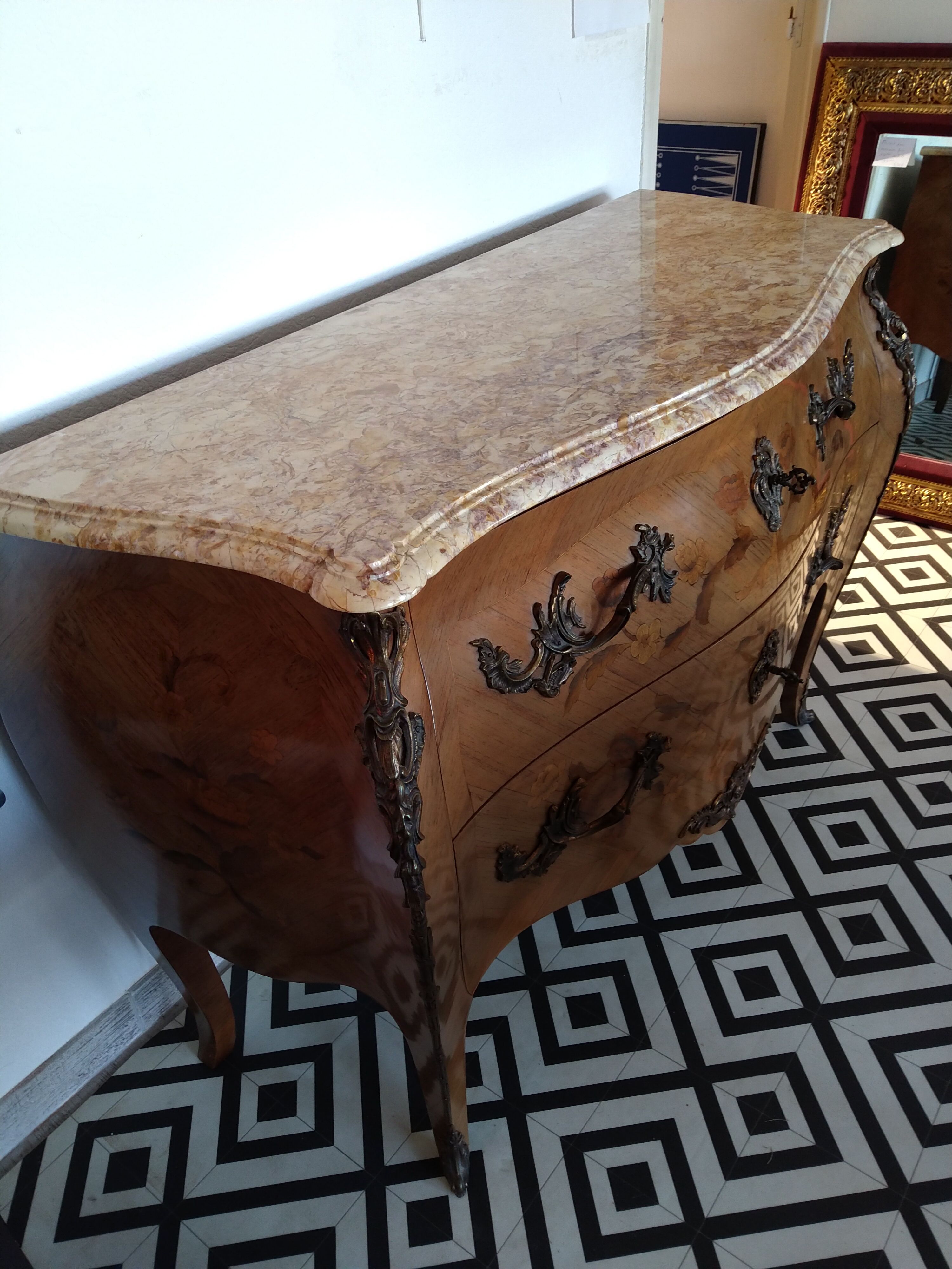 Curved Louis XV chest of drawers