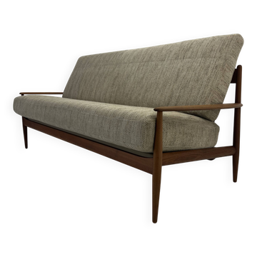 Canapé en teck FD 118 par Grete Jalk pour France & Daverkosen, années 1950.
