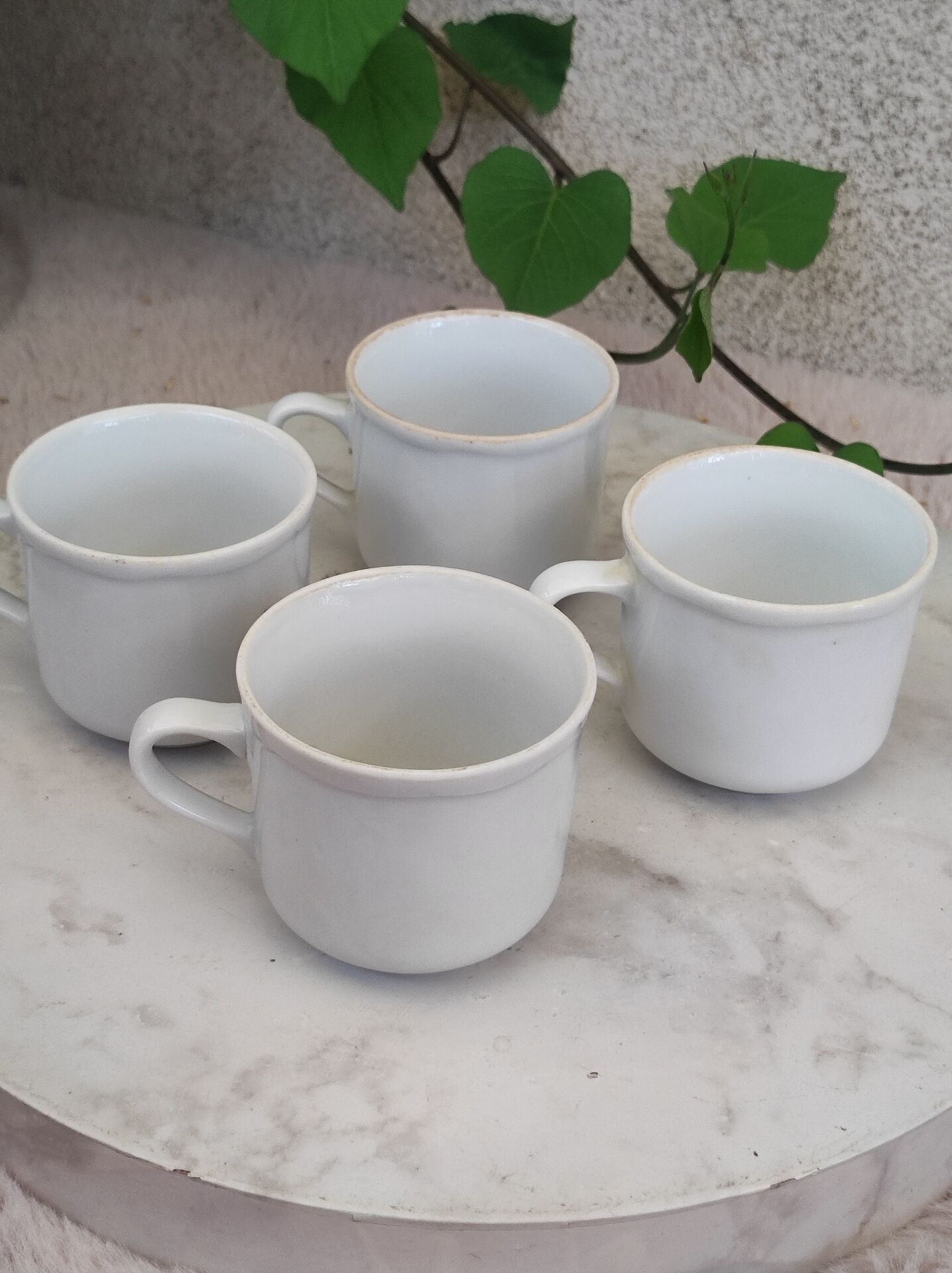 Coffee cup with floral design in porcelain