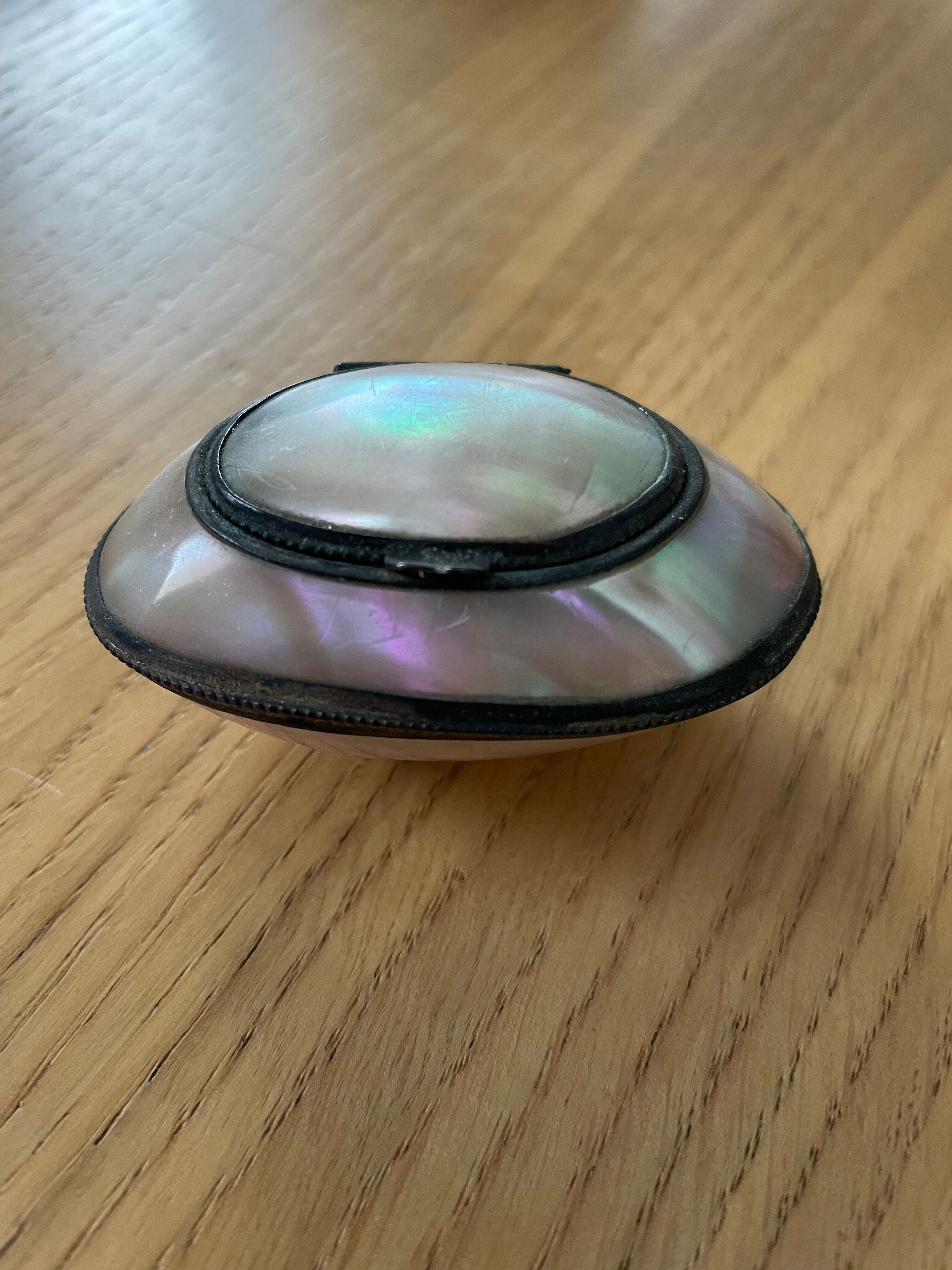 Mother-of-pearl box in the shape of a shell