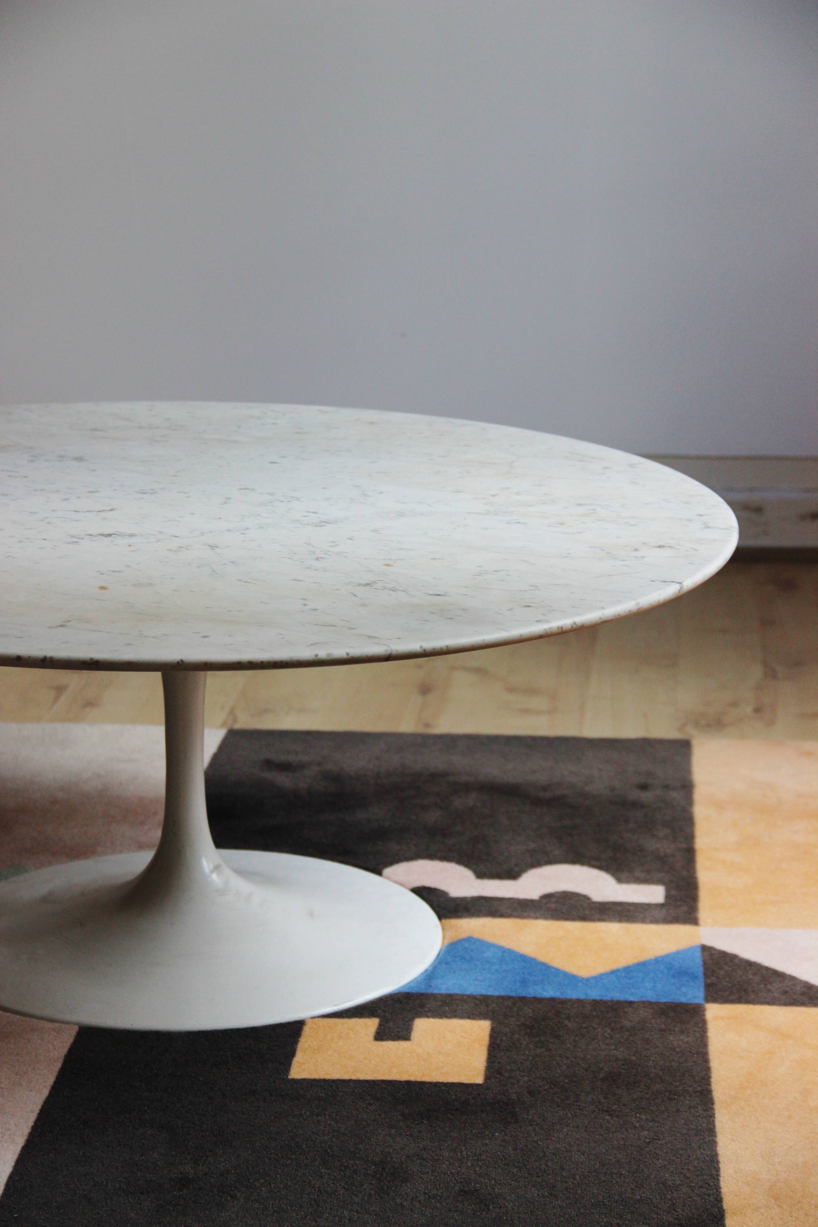 Round coffee table by Eero Saarinen for Knoll, Carrara marble