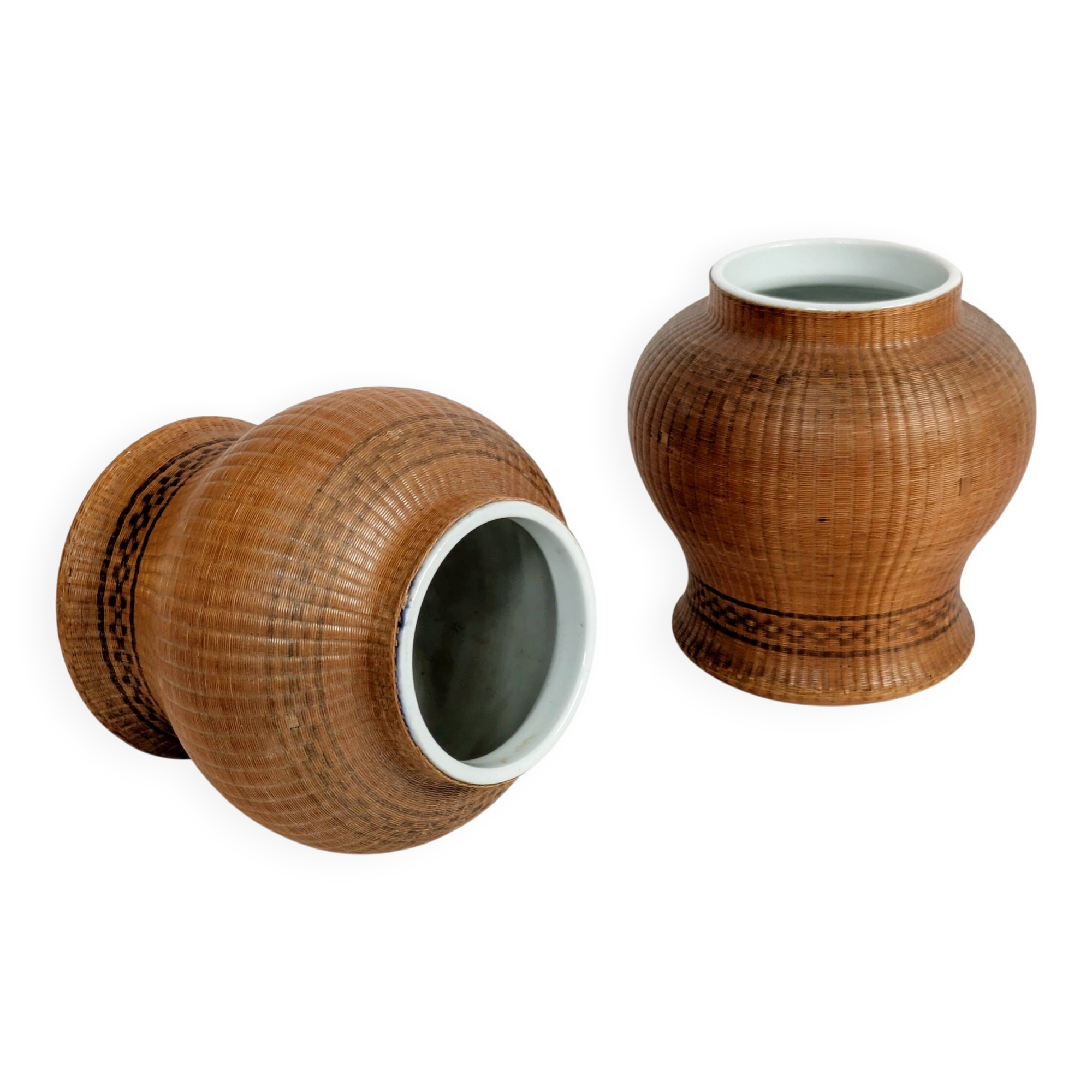 Pair of vintage Chinese vases in porcelain and woven bamboo.