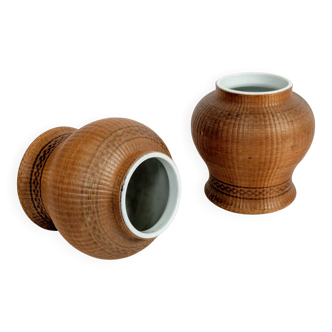 Pair of vintage Chinese vases in porcelain and woven bamboo.