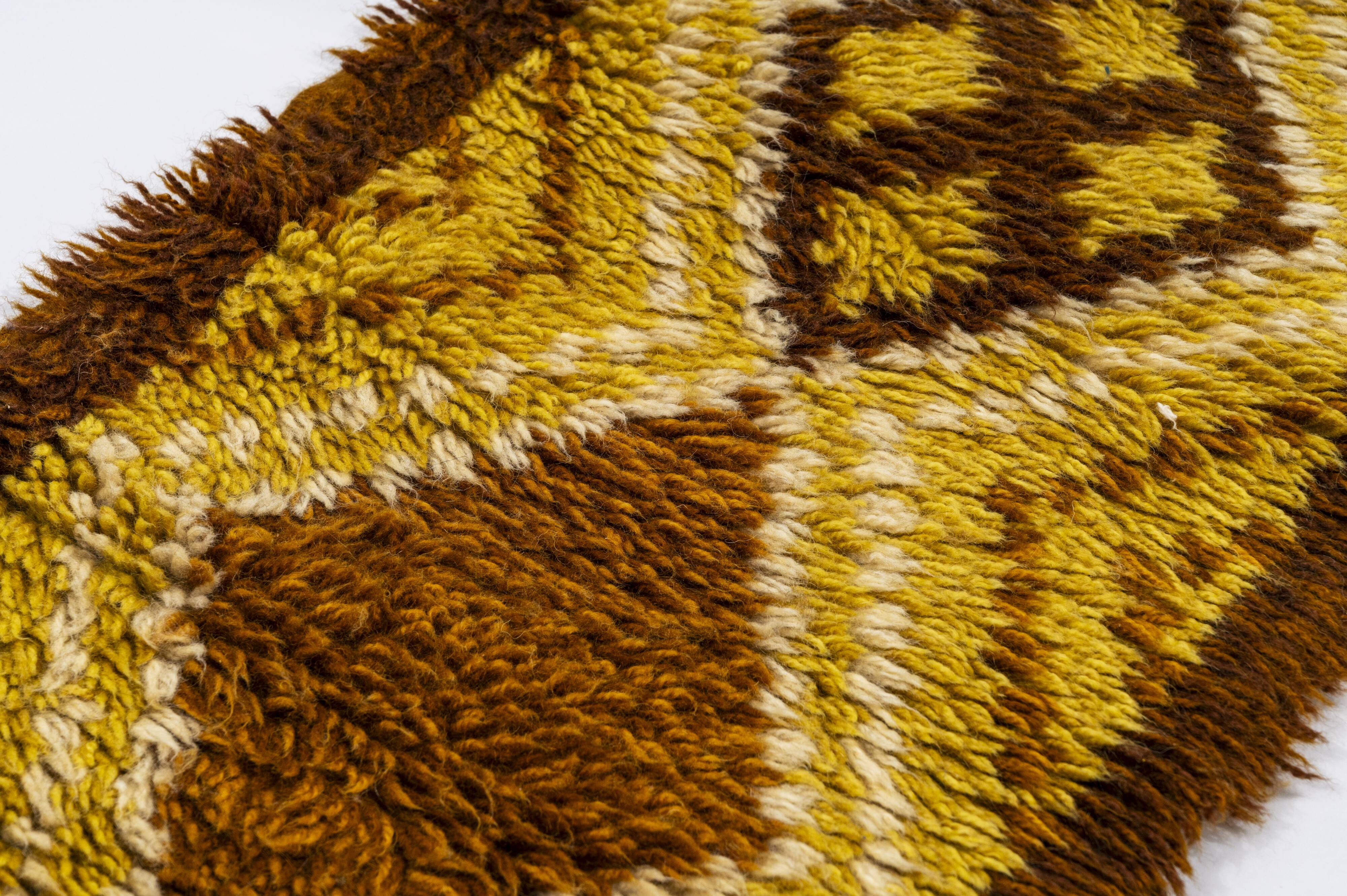 Scandinavian vintage hand knotted rya rug. A small one: 104 x 43 cm (41 x 1