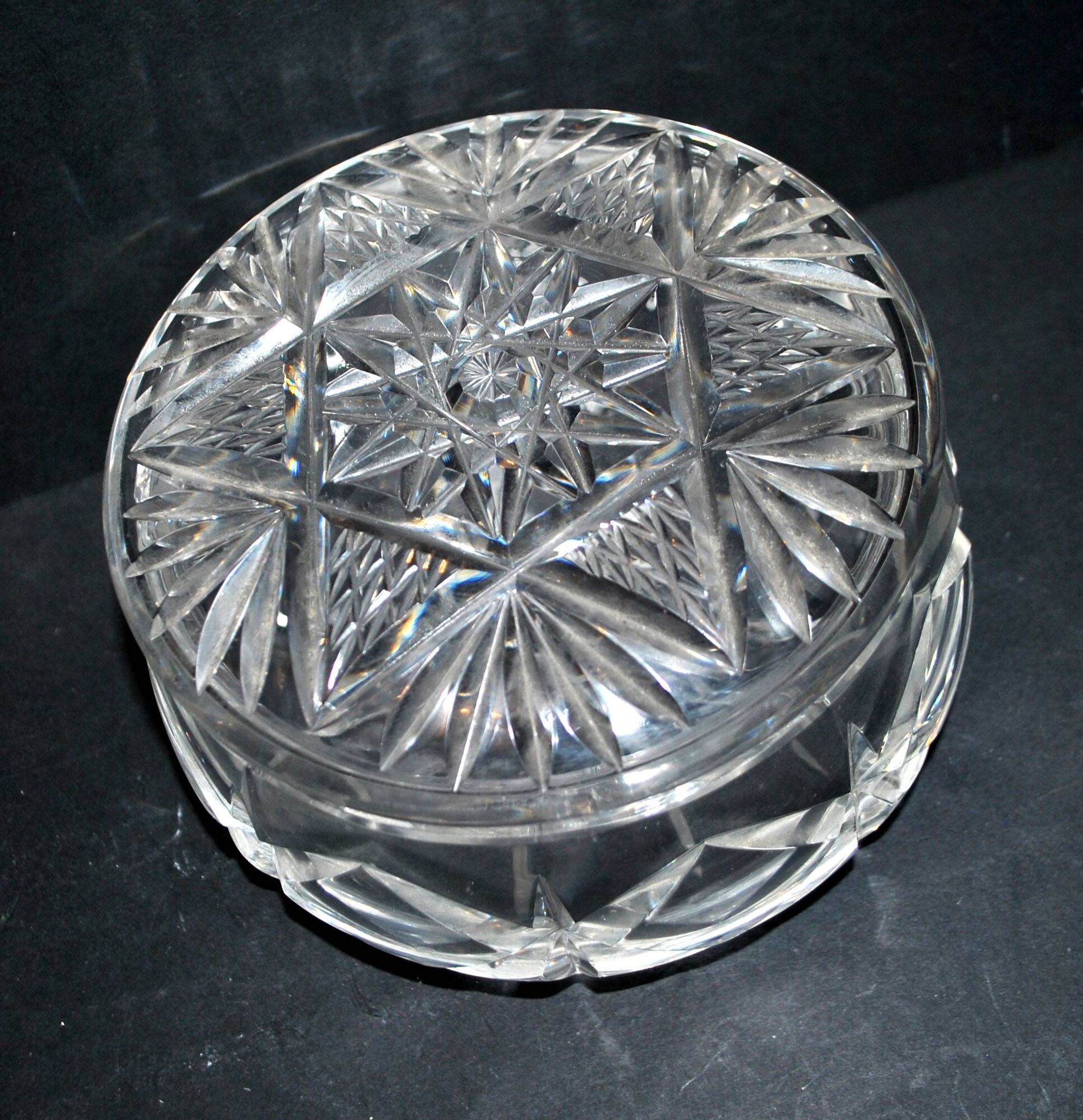 Richly cut crystal candy box from BACCARAT? 20th century.