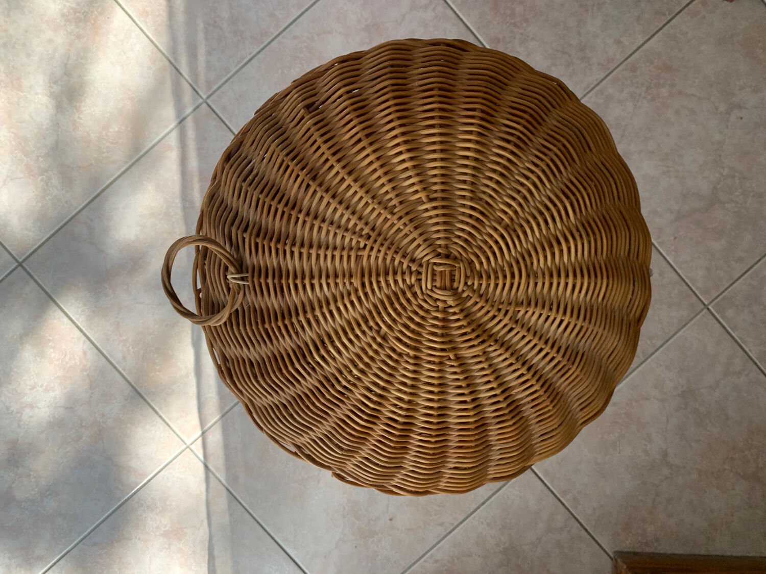 Tripod rattan worker