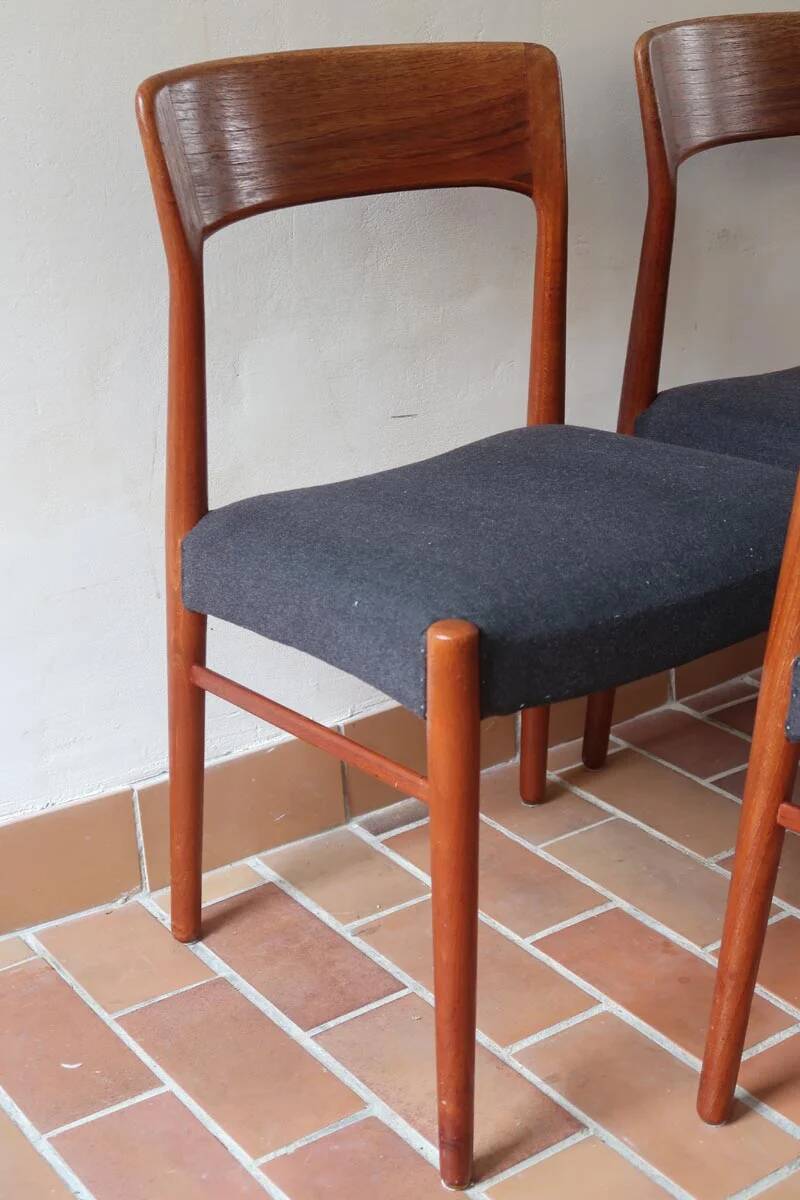 4 vintage Scandinavian chairs in teak and blue fabric - Model 26 by Henning Kjærnulf