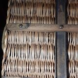 Malle de voyage ancienne en osier, acier et bois
