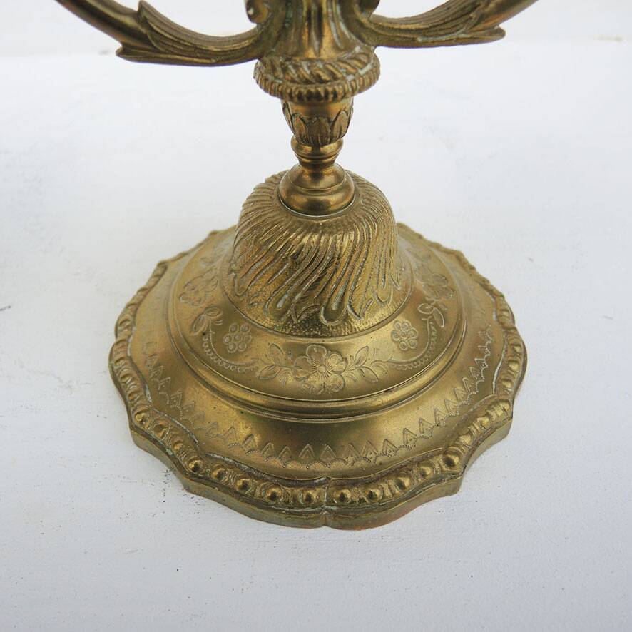 2 anciens candélabres à 2-branches de style Louis XVI en laiton