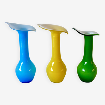 trio de vases design en opaline jaune, vert et bleu années 60