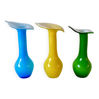 trio de vases design en opaline jaune, vert et bleu années 60