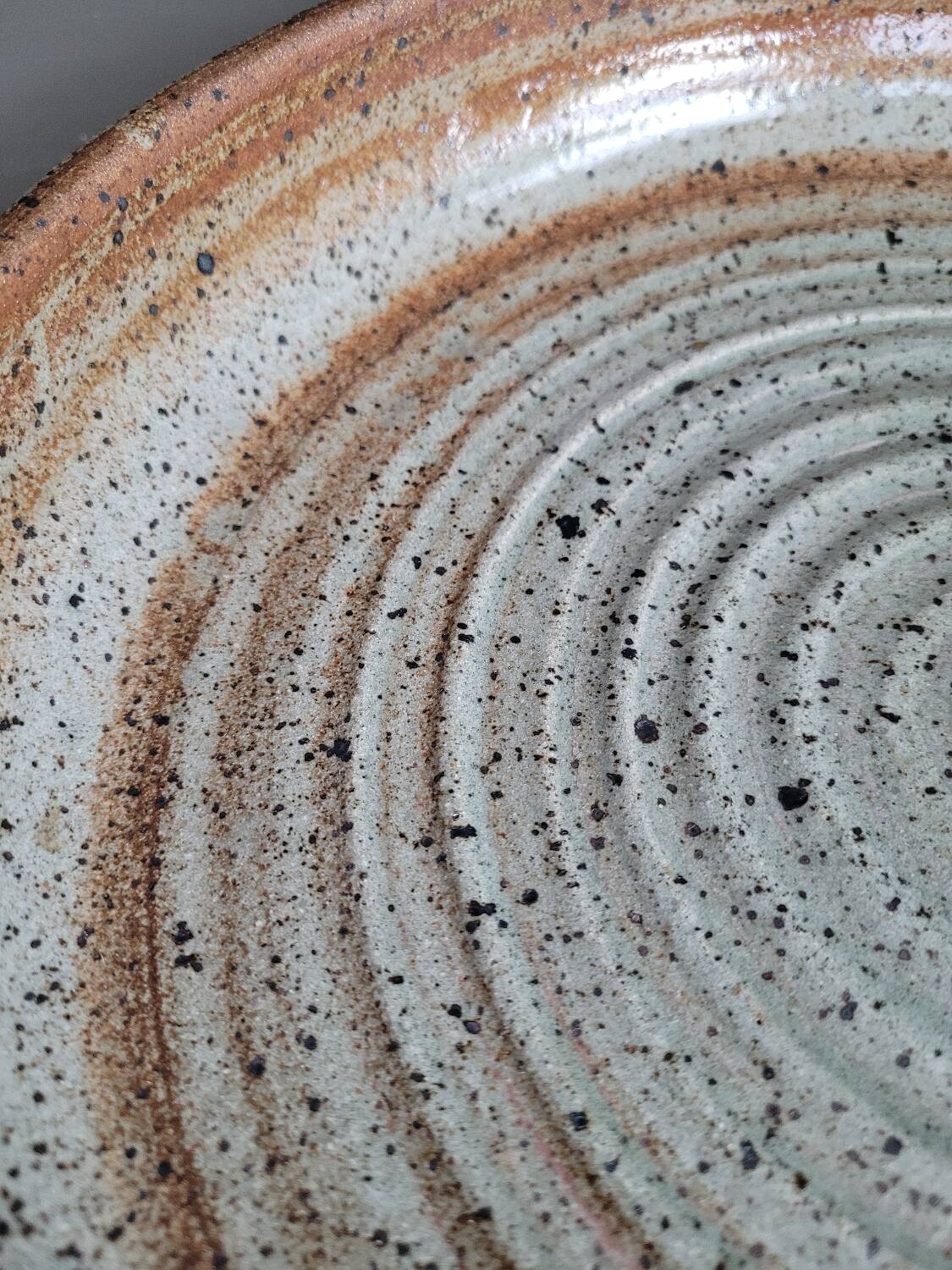 Round pyrite stoneware dish