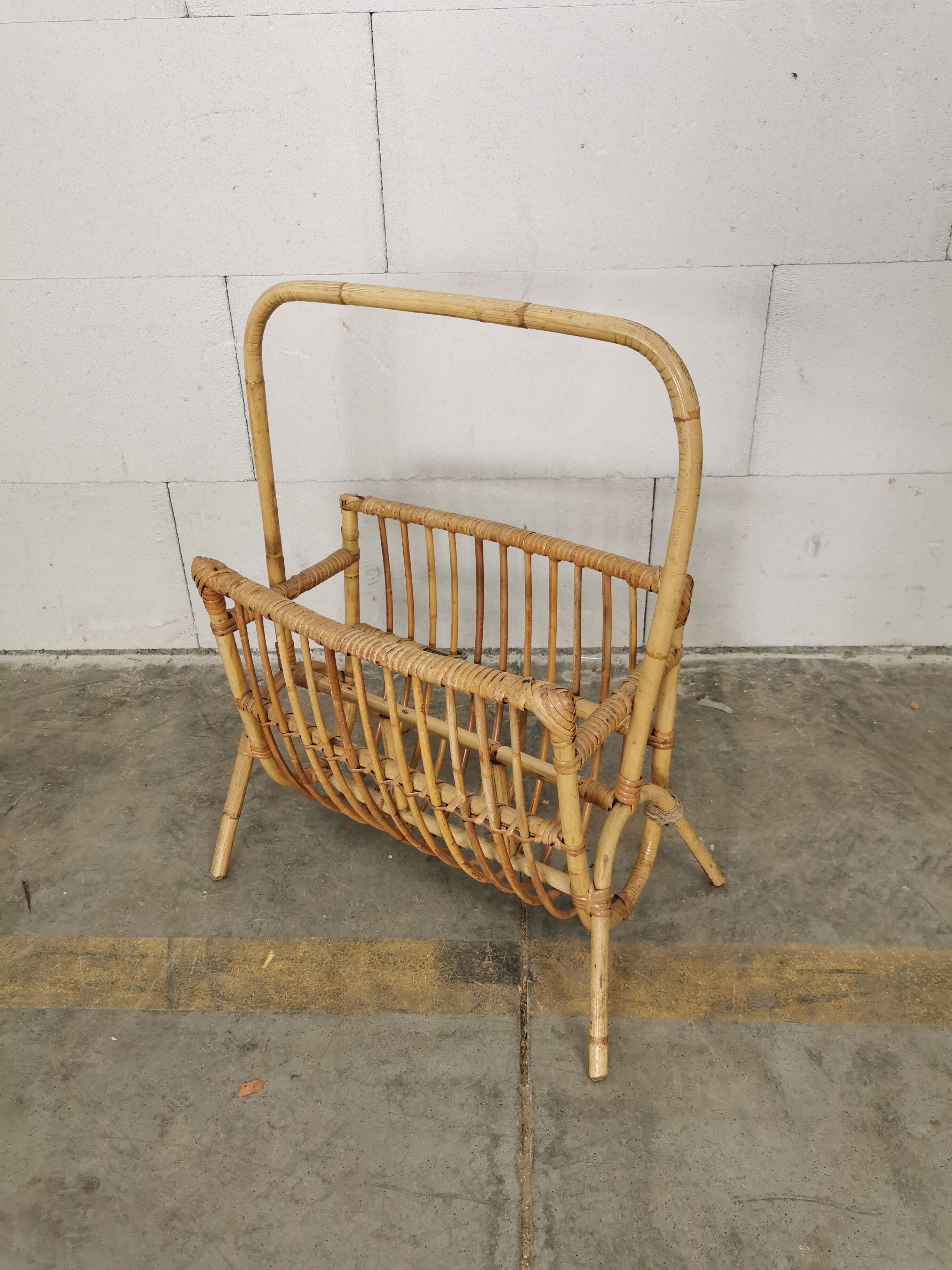 Porte revue rotin