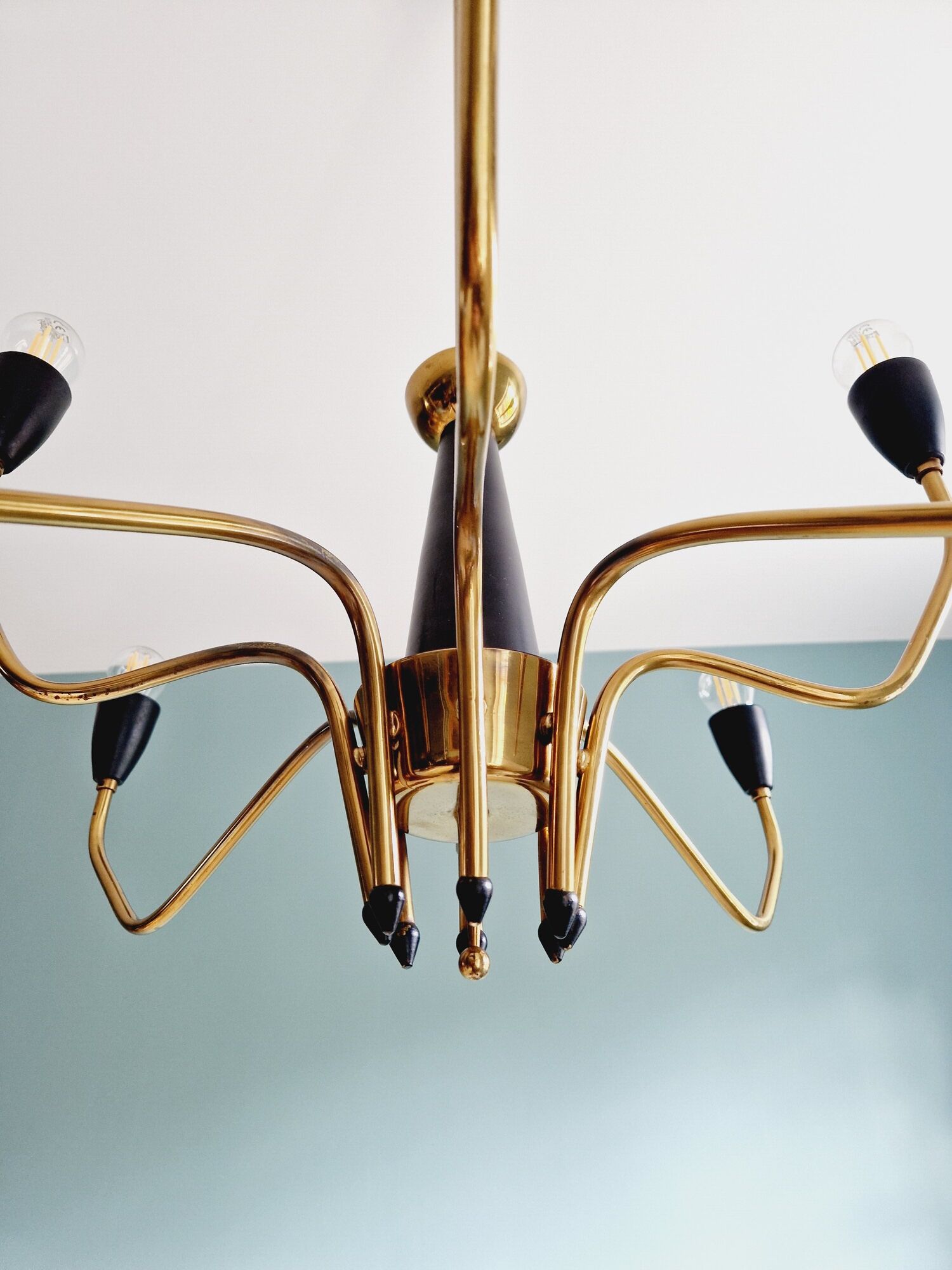 Spider chandelier in brass and black lacquered metal Italian design 1950s