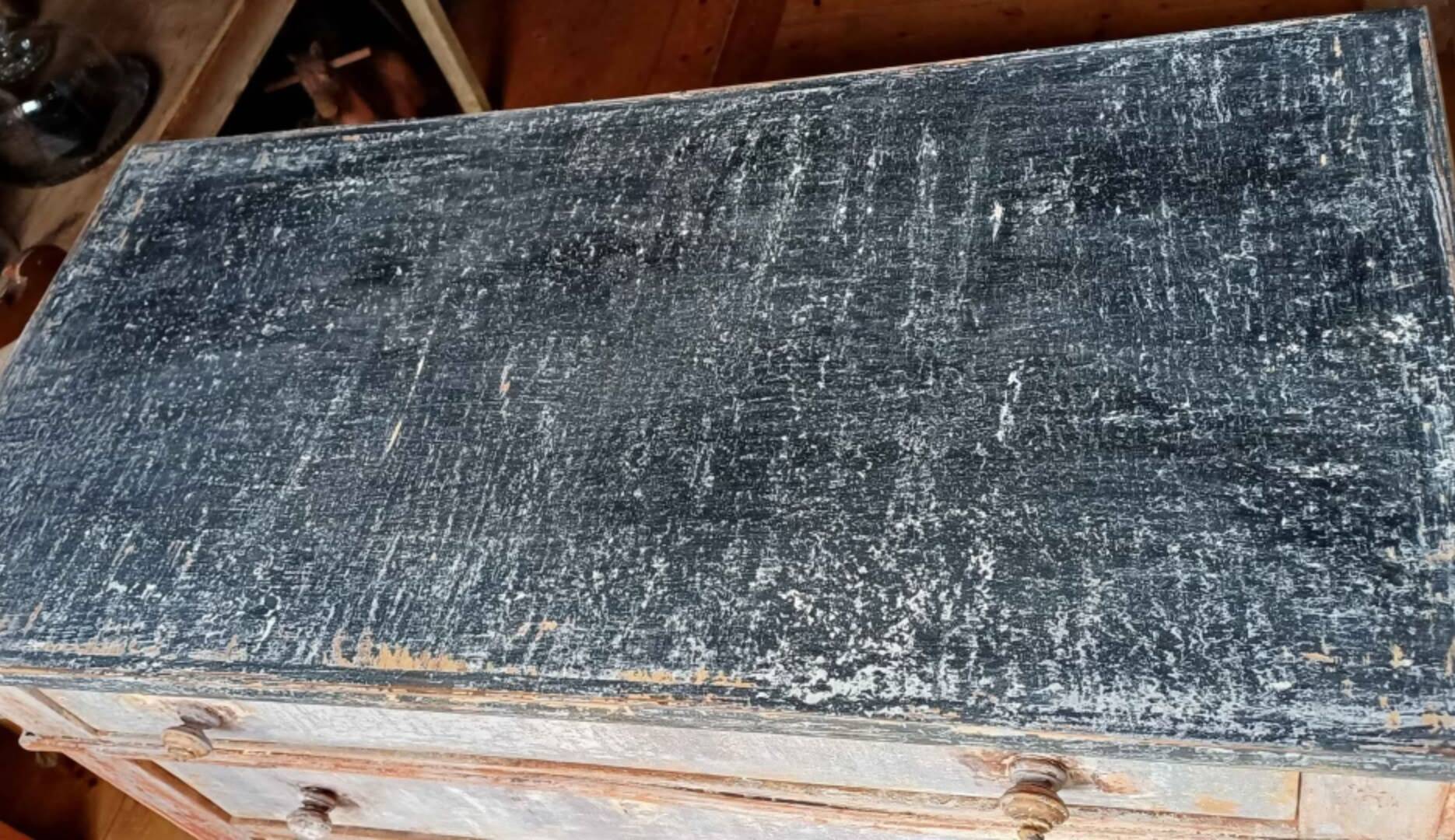 Distressed chest of drawers