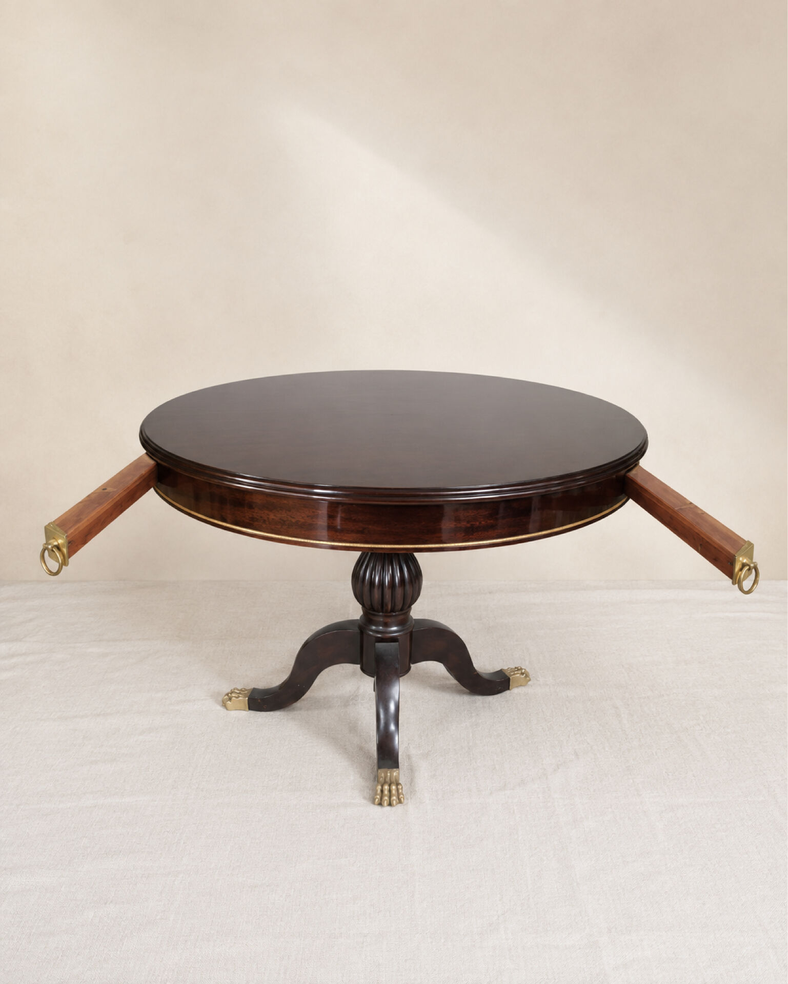 Table ovale extensible en acajou verni, pattes de lion et détails doré