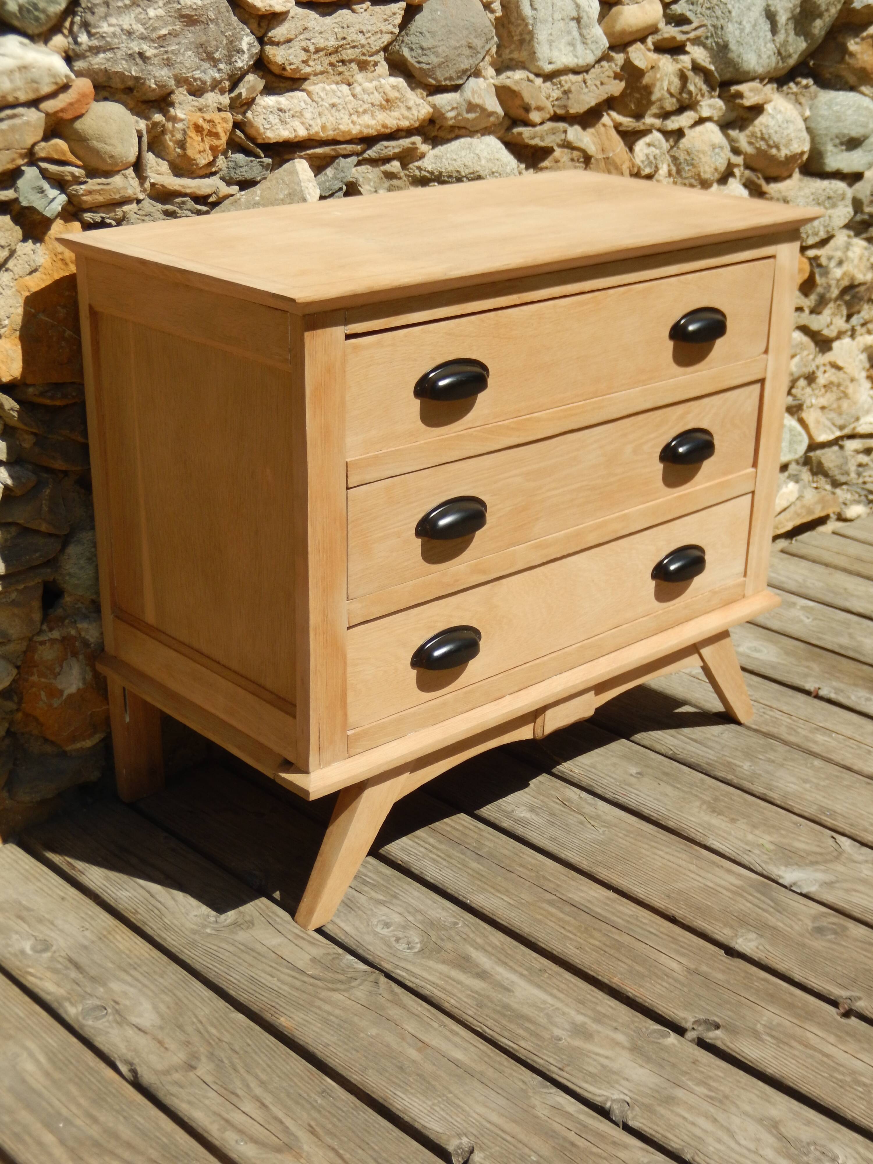 Très charmante petite commode en chêne à pieds compas style scandinave