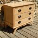 Très charmante petite commode en chêne à pieds compas style scandinave
