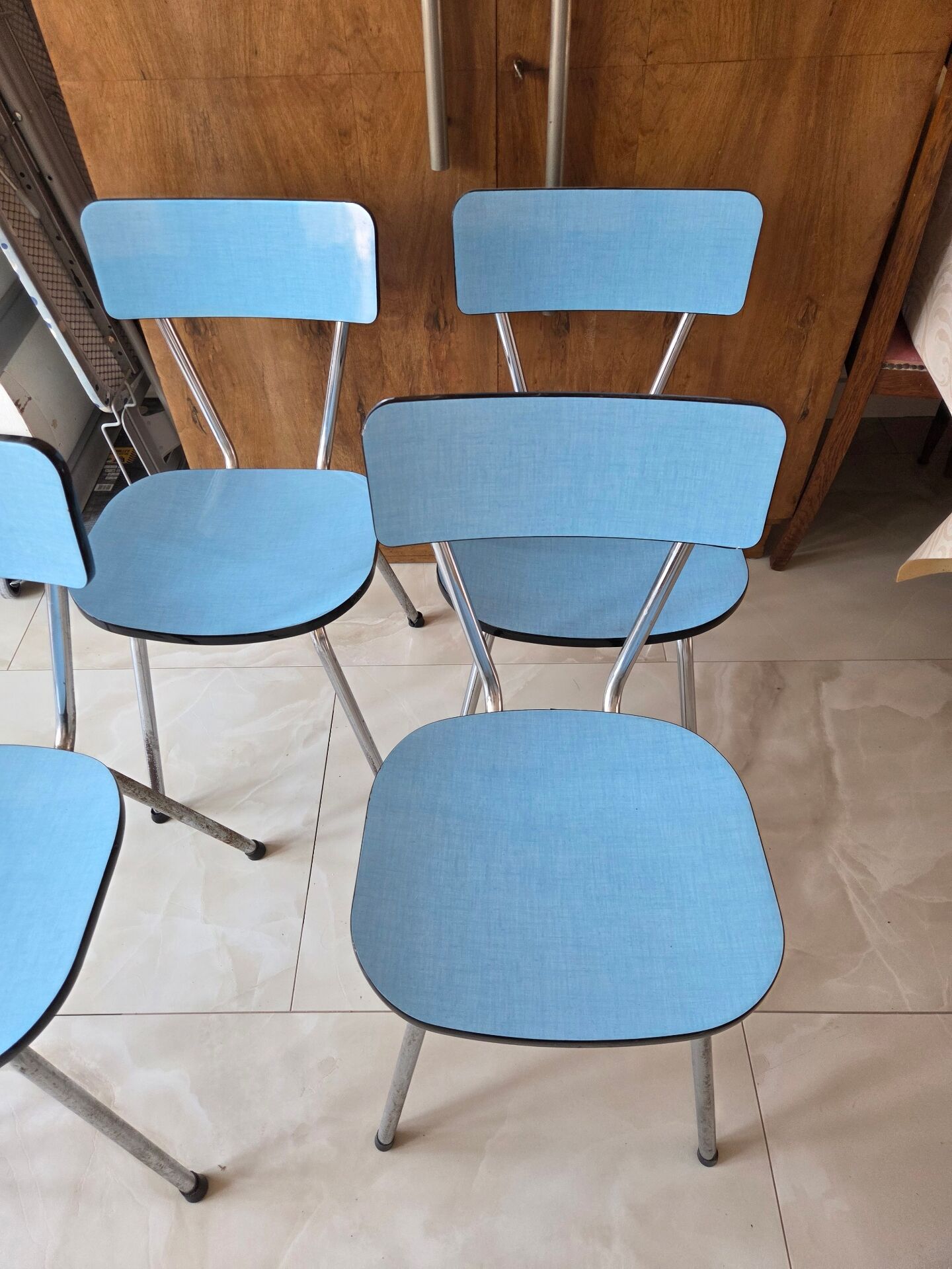 Lot de 4 chaises en formica