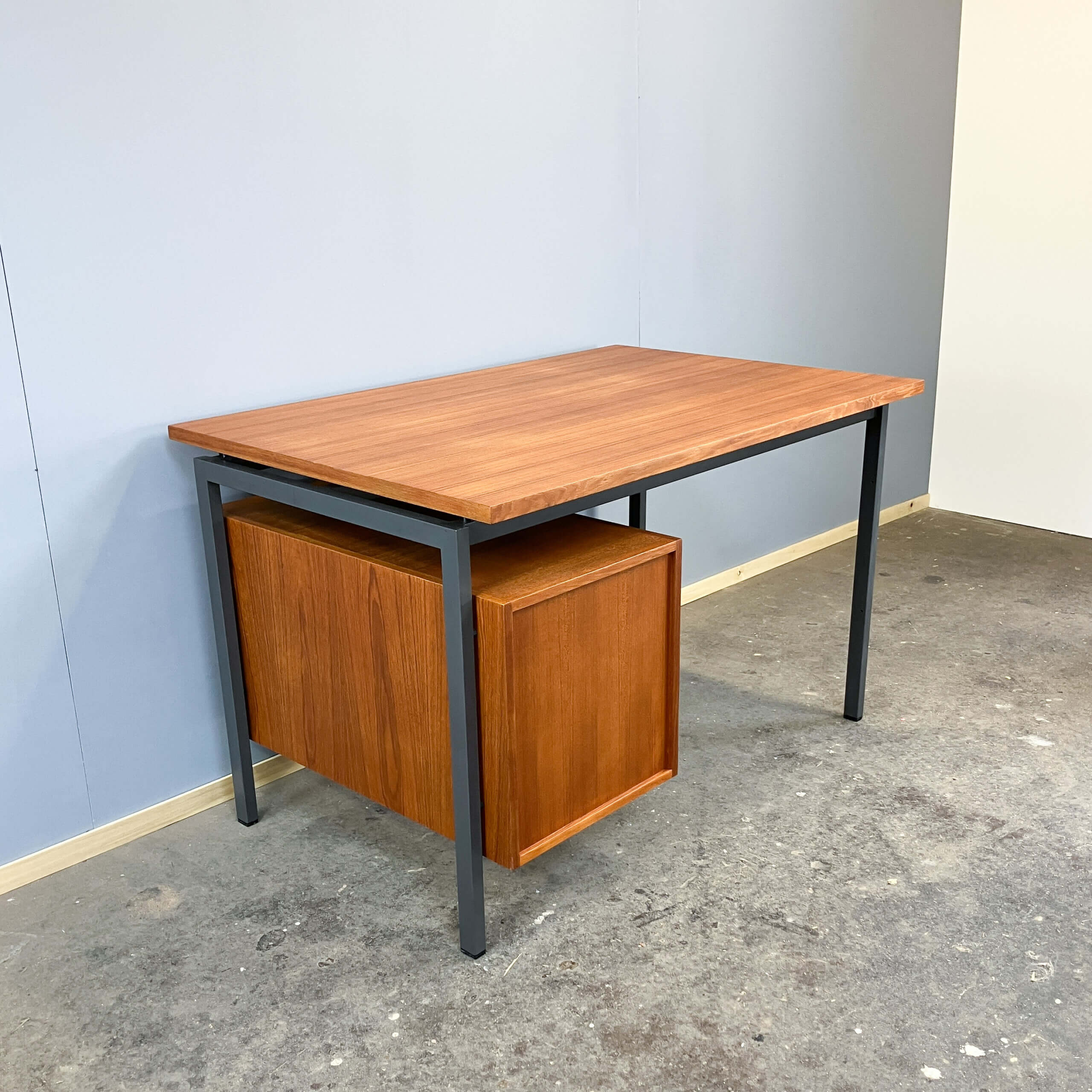 Bureau par Herbert Hirche pour Holzäpfel, teck avec acier tubulaire, années 1960.