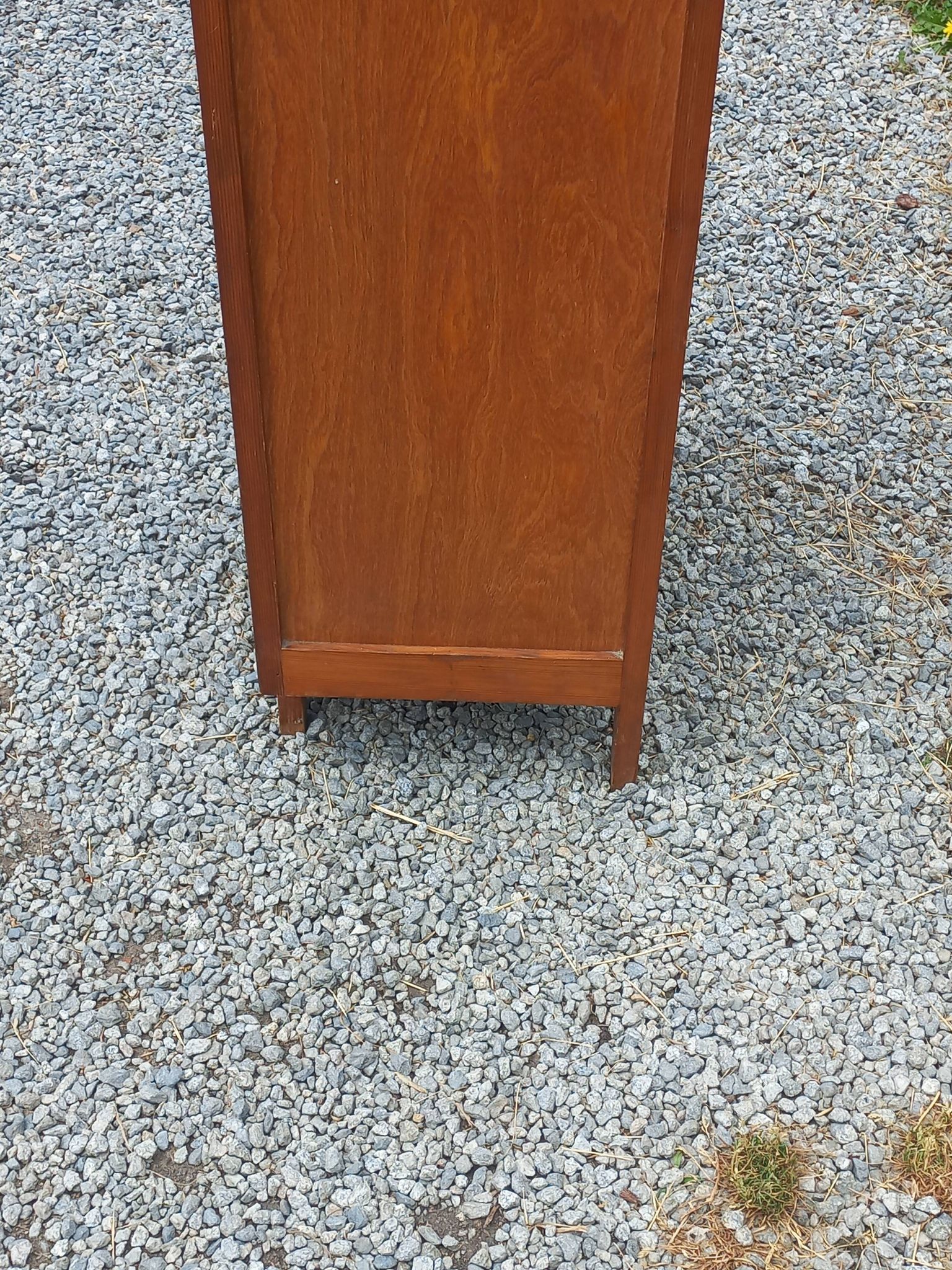 Vintage 1950s chest of drawers with tapered legs and 5 drawers.