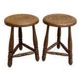 Paire de tabourets tripodes en bois massif, sculpté