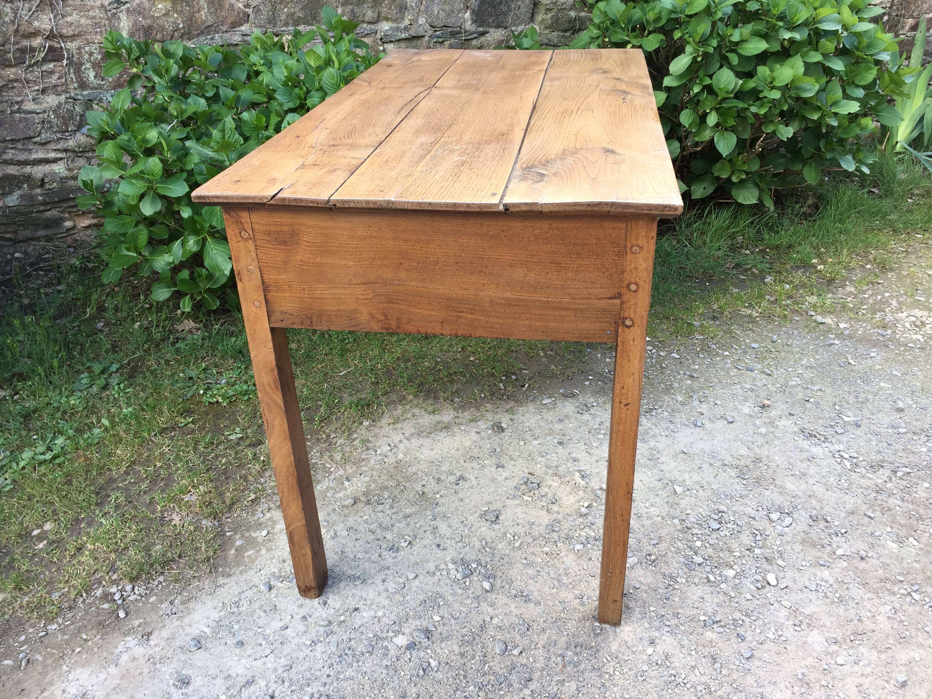 Farm table of the country Brièron (South Brittany) old with 2 drawers in chestnut.
