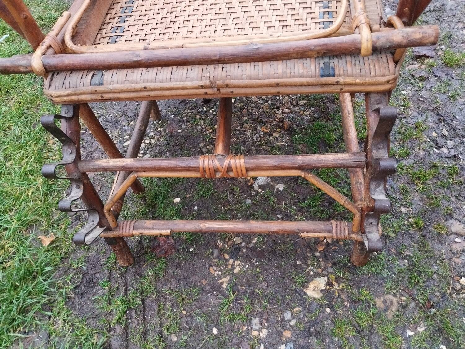 Vintage rattan chaise longue