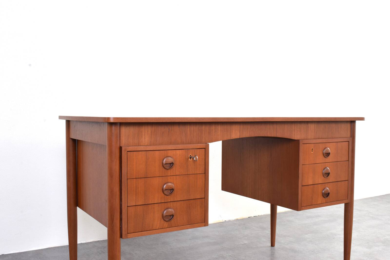 Bureau en teck danois des années 1960.