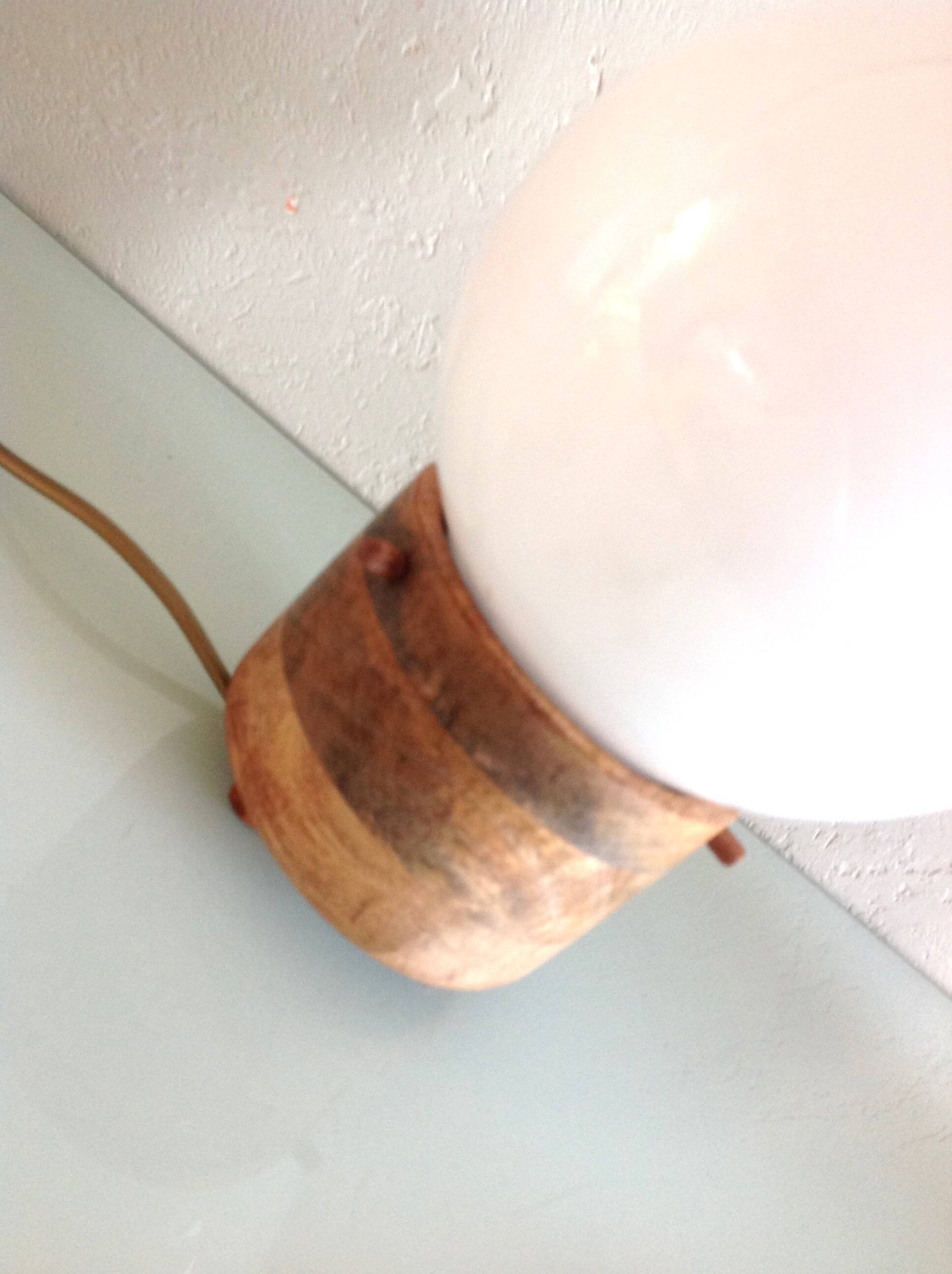 Lampe globe en opaline blanche sur socle bois