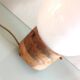 Lampe globe en opaline blanche sur socle bois
