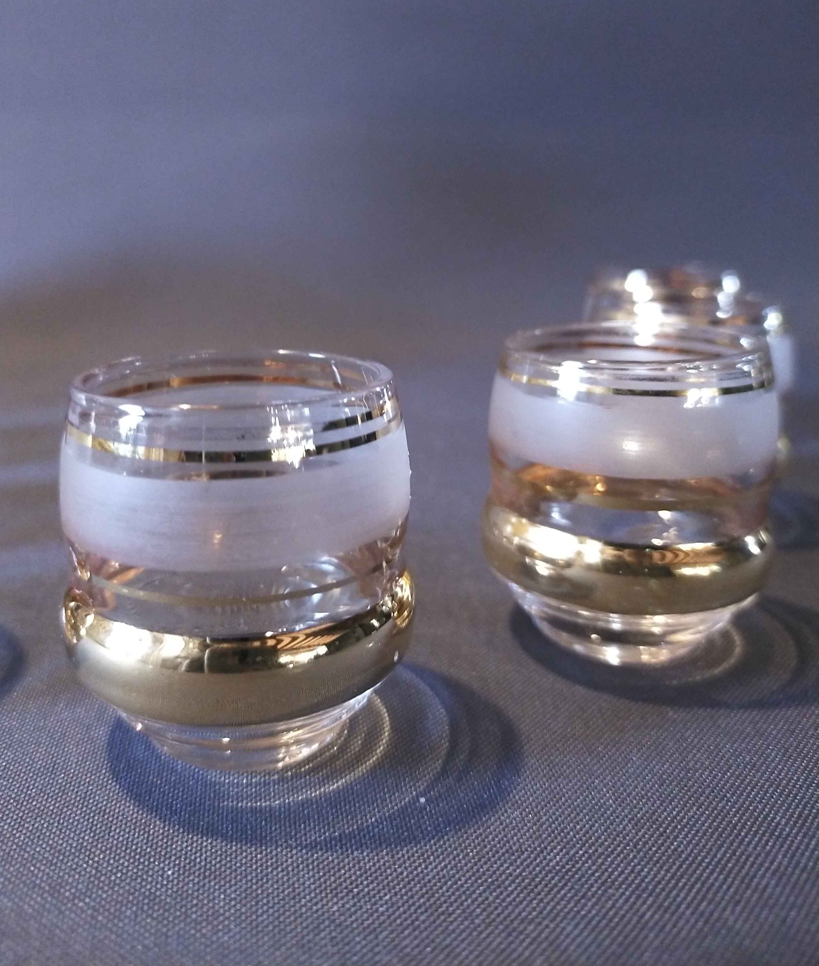 Liquor decanter and its 7 glasses