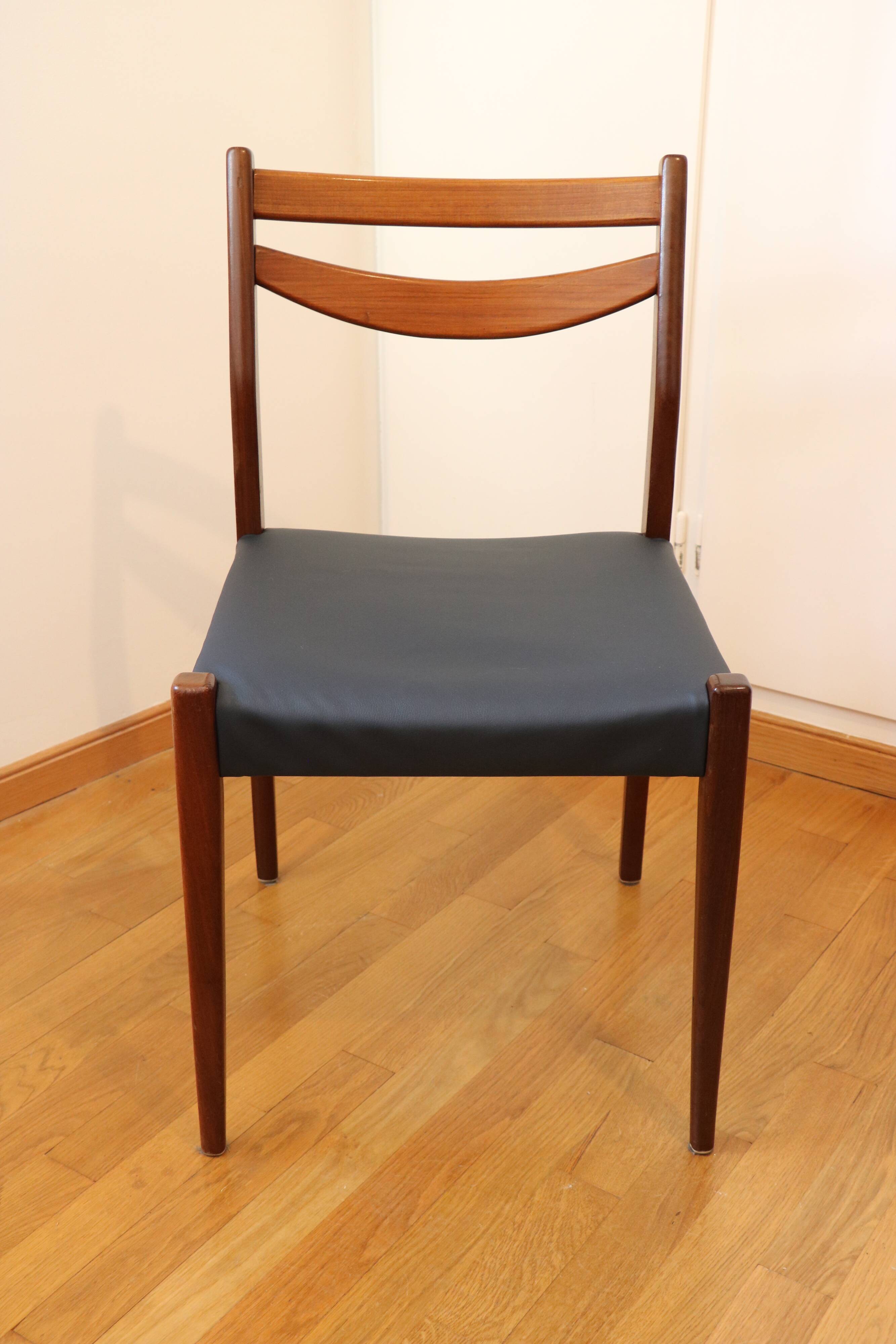 4 Scandinavian chairs in wood and faux leather, 1970.