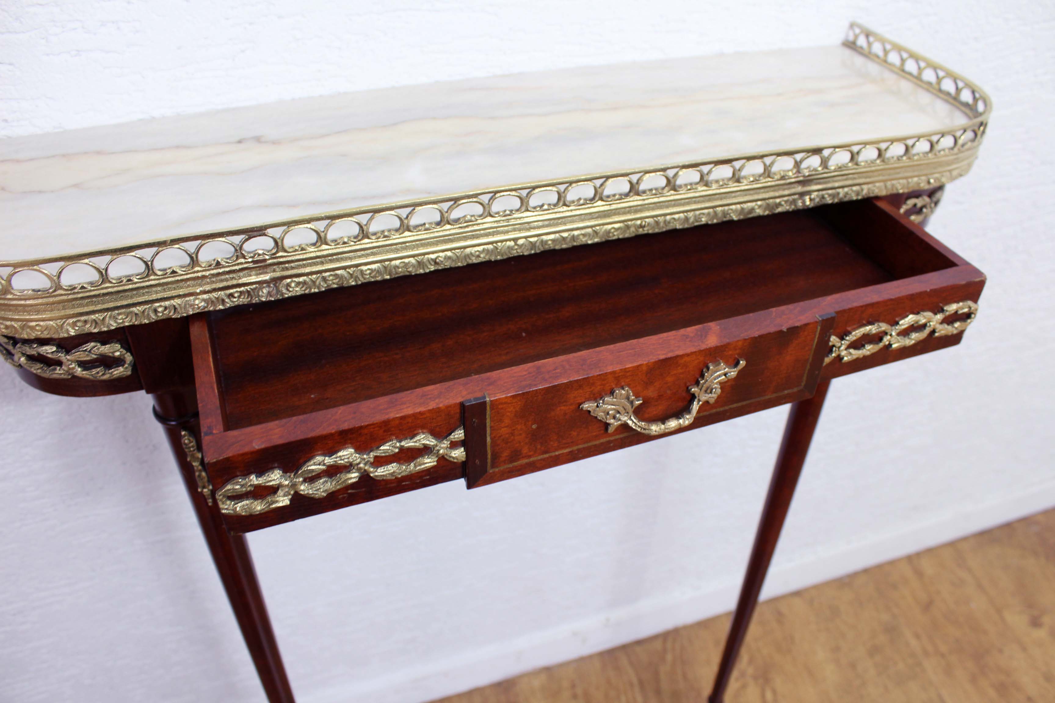 Style Louis XVI console