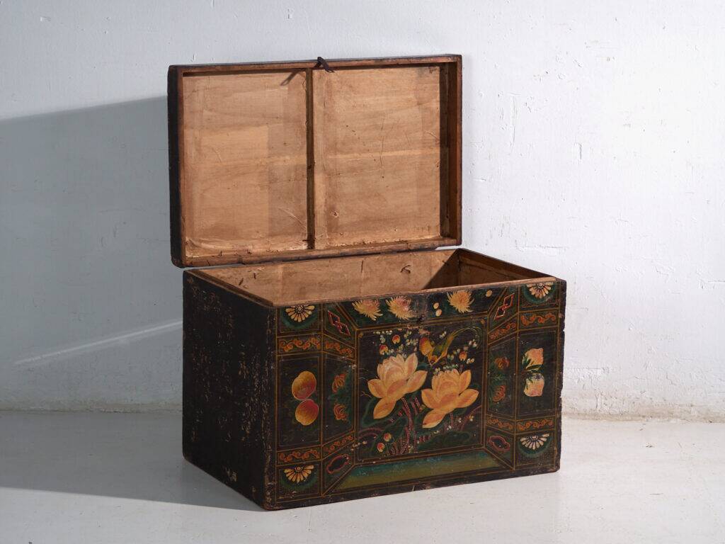 Antique chest painted in pine wood – China, around 1900