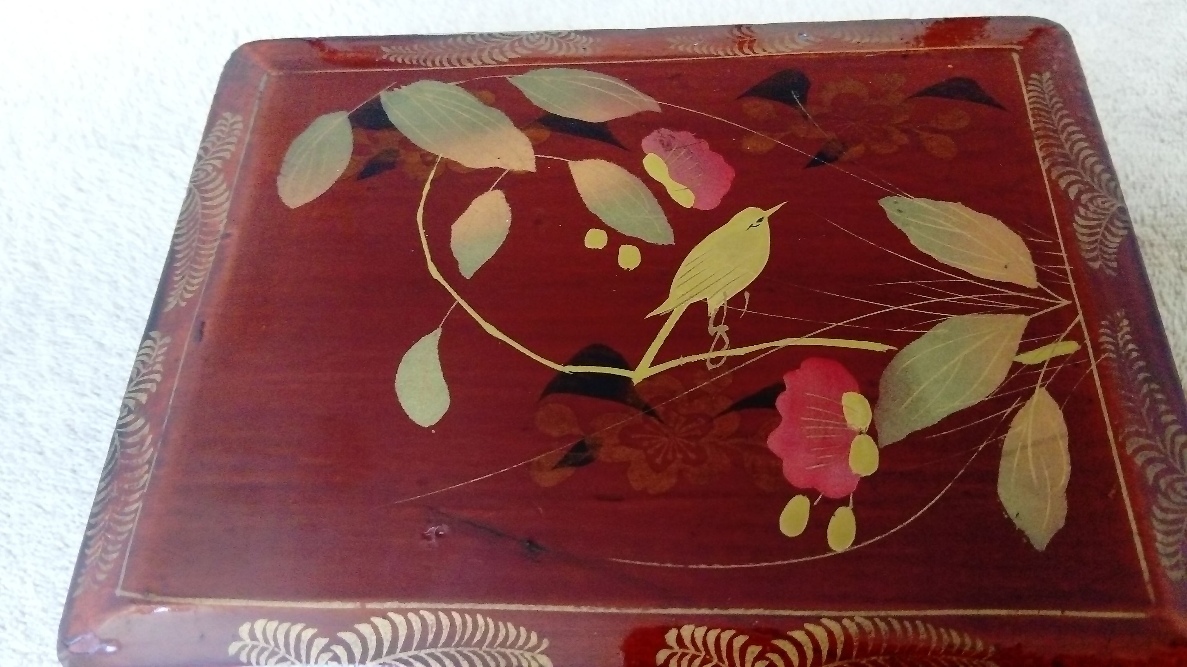 boîte en bois laqué à décor asiatique d'un oiseau parmi les fleurs