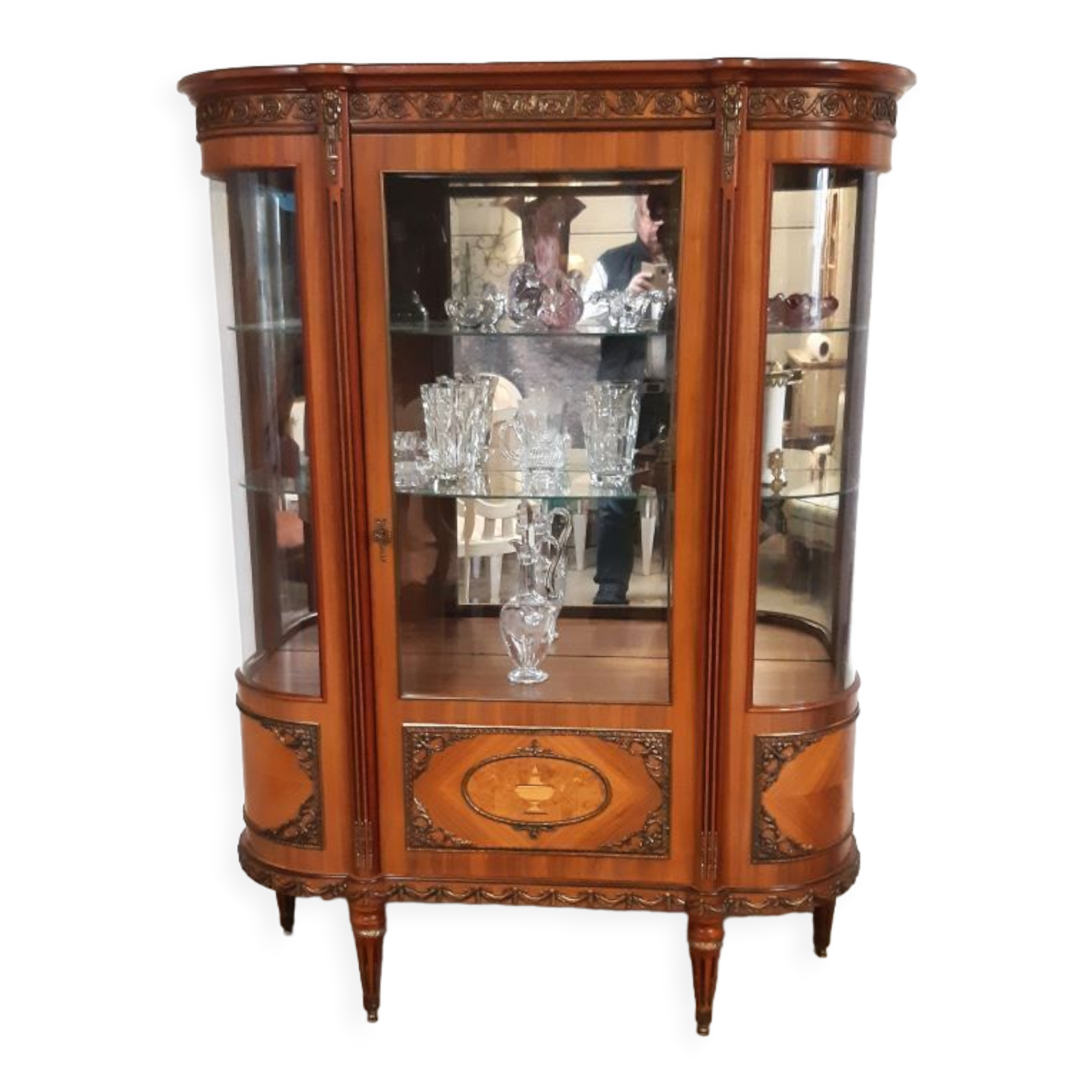Showcase Louis XVI style, twentieth realization, signed cabinetmaking JP Ehalt of very good quality.