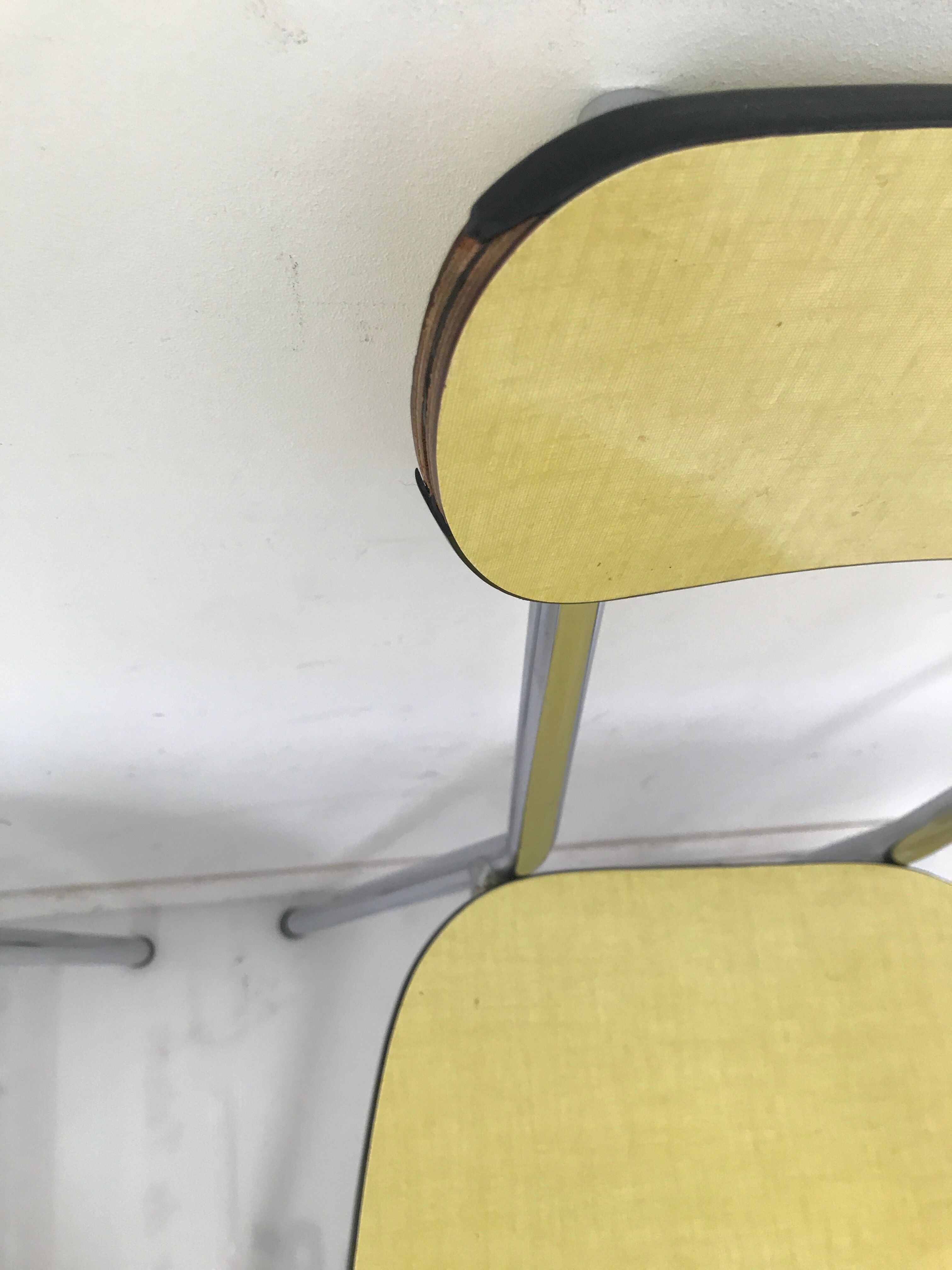 Table en formica jaune moutarde  des années 50- 60